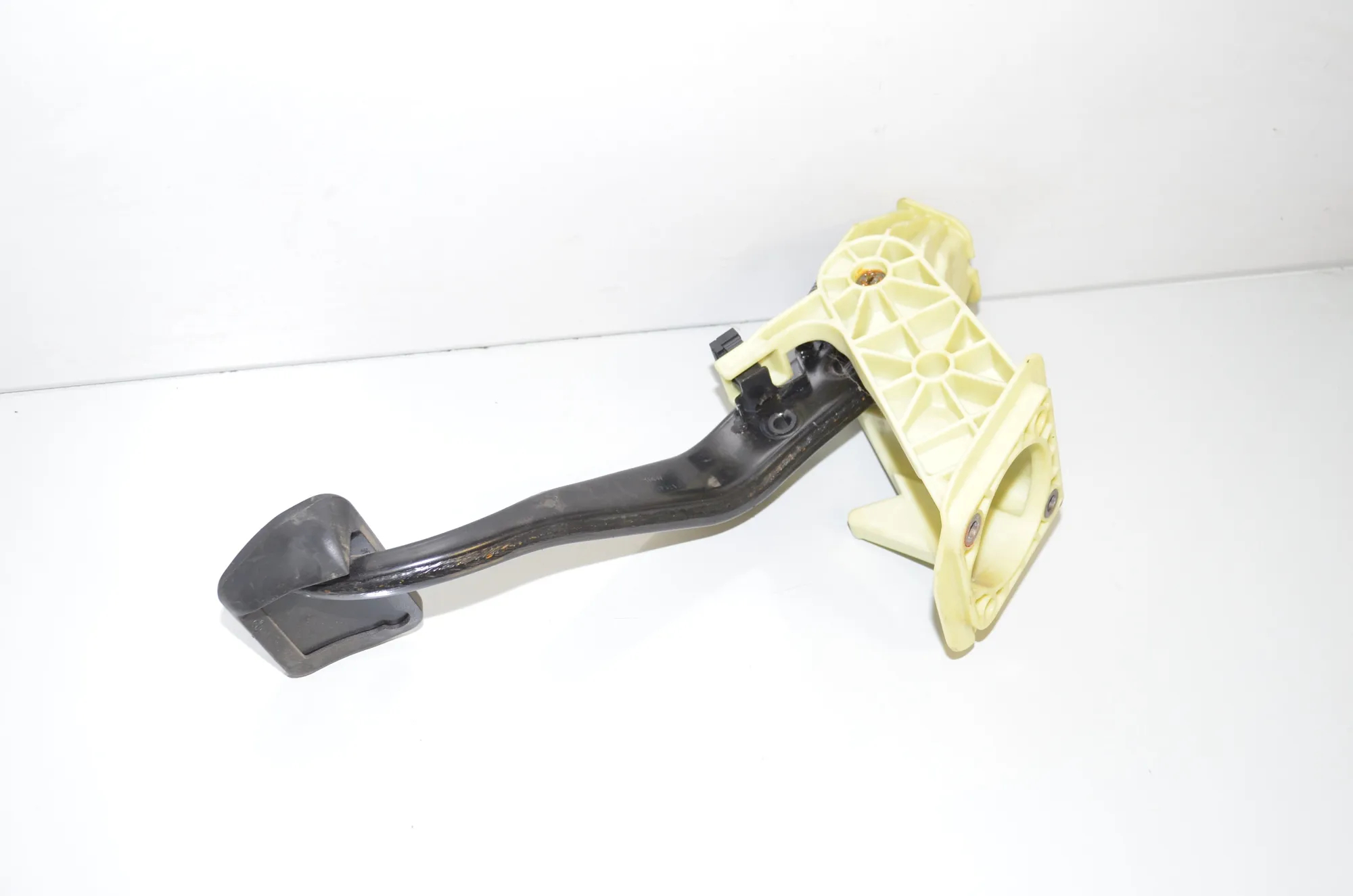 Brake Pedal – OEM 6775368 · BMW 5 Touring (F11) 530 d 2012 – 3