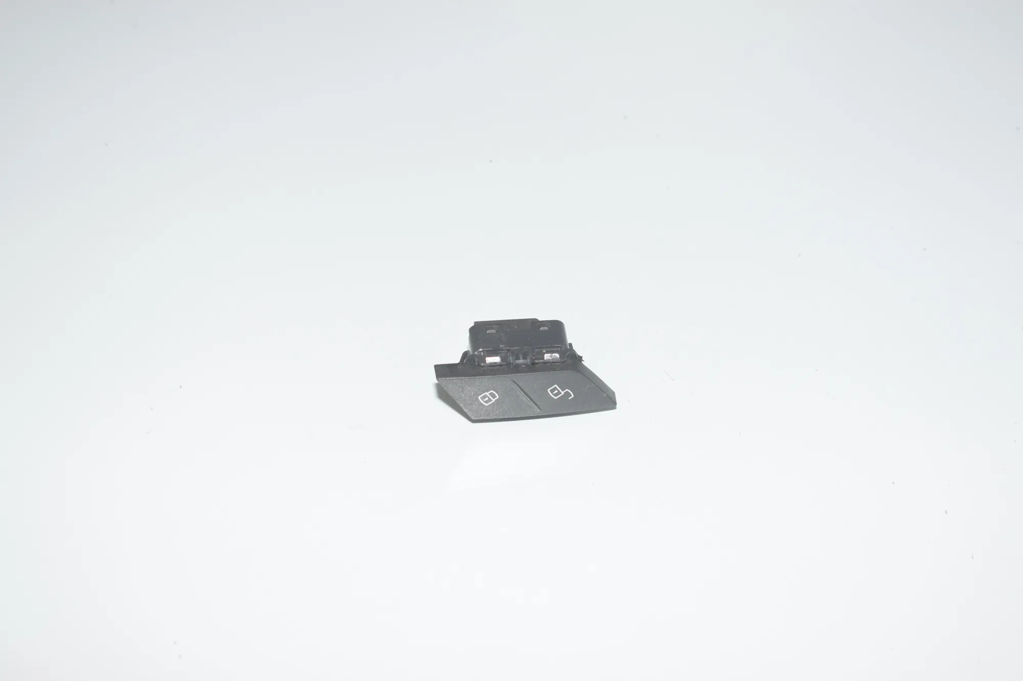 Door unlock/lock buttons – OEM 6820925 · BMW 3 Touring (G21) (2019 - -) 318 d 2020