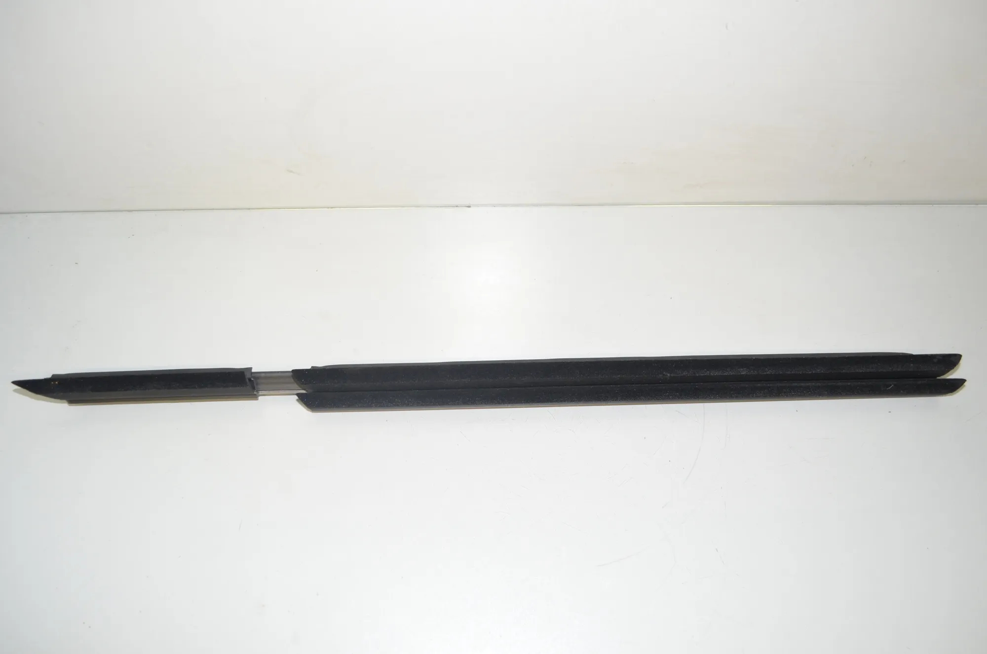 Rear Right Door Window Strip – OEM 7407422 · BMW 3 (G20, G28) (2018 - -) 330 e 2021