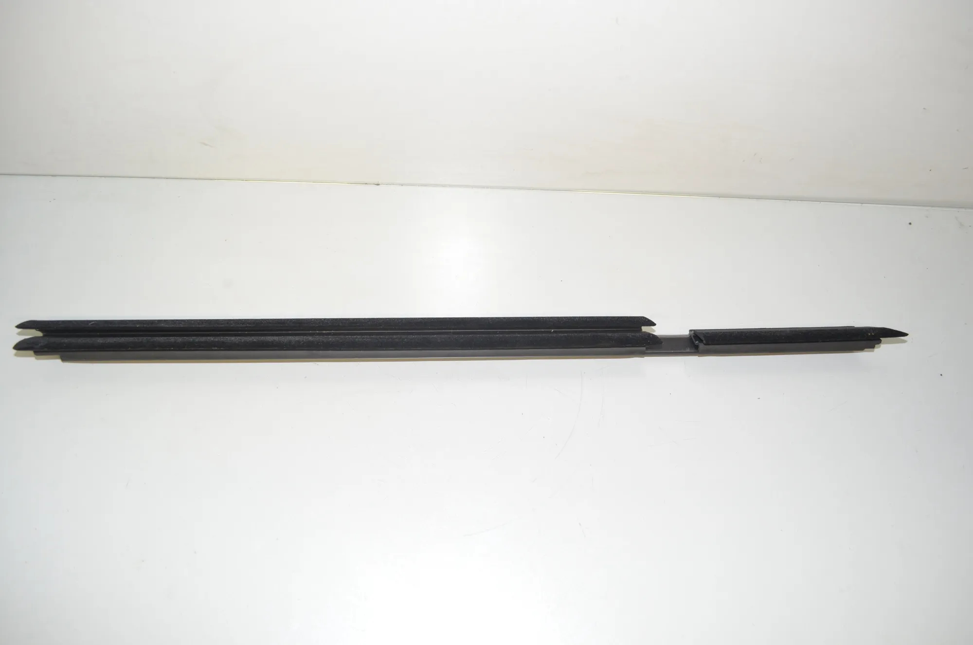 Rear Right Door Window Strip – OEM 7407422 · BMW 3 (G20, G28) (2018 - -) 330 e 2021 – 2