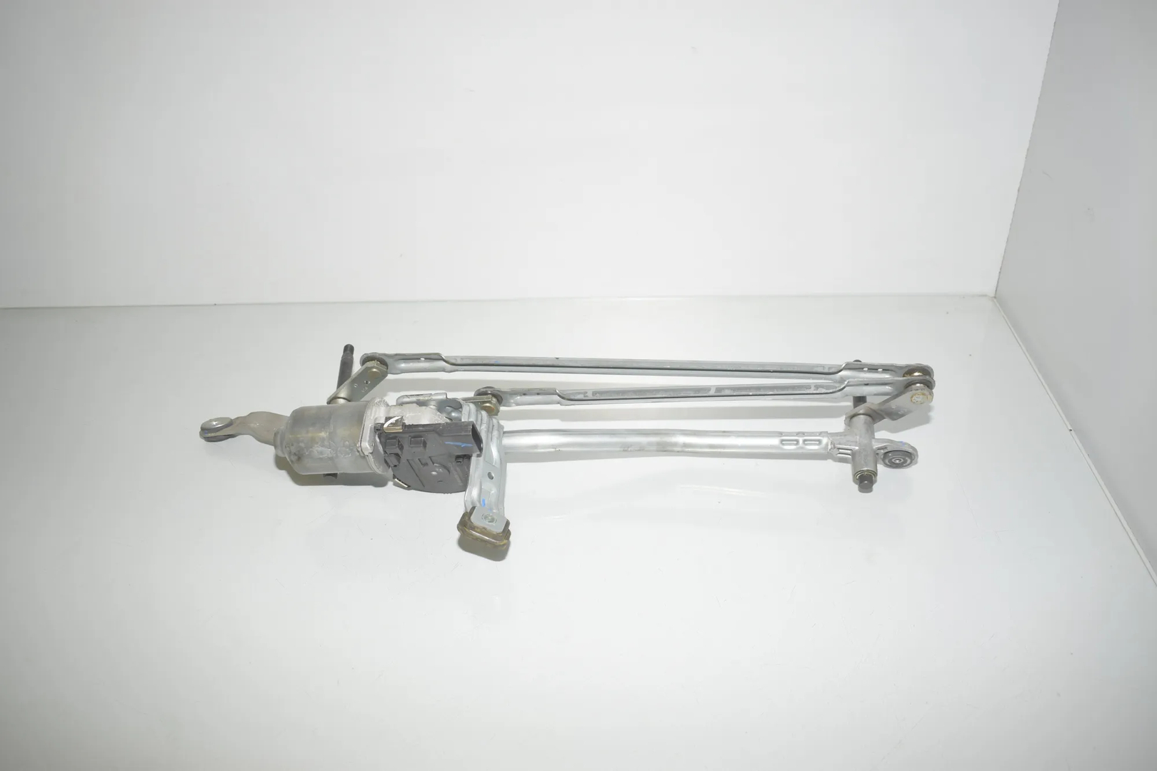 Front Windshield Wiper Mechanism – OEM 7453953 · BMW 1 (F40) (2019 - -) (F40)118d 2020 – 2
