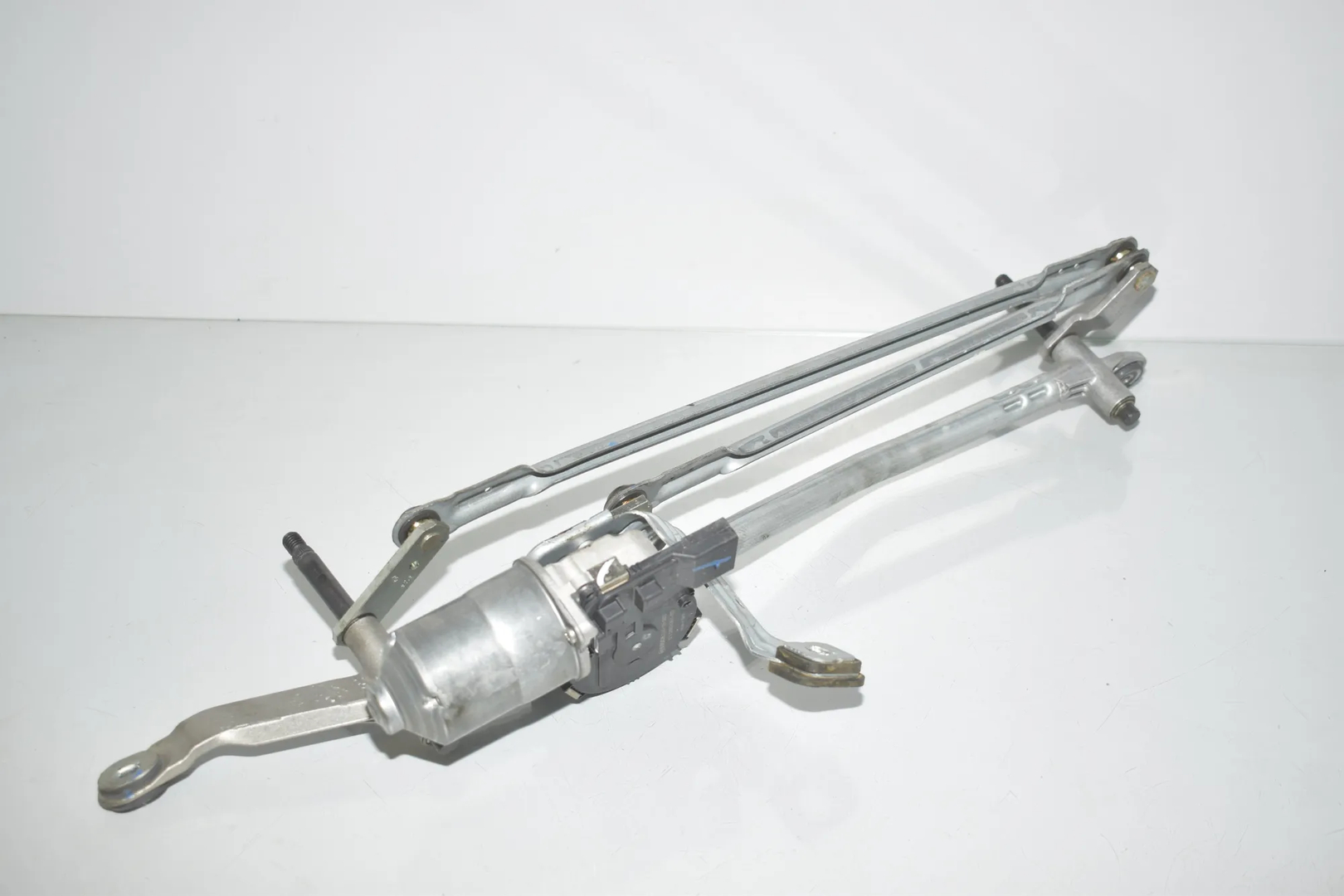 Front Windshield Wiper Mechanism – OEM 7453953 · BMW 1 (F40) (2019 - -) (F40)118d 2020 – 3