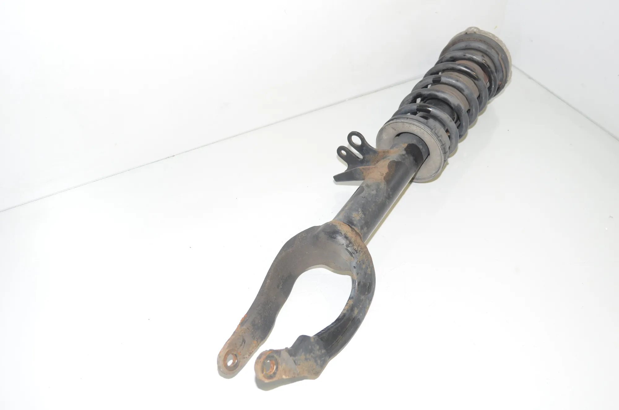 Front Left Shock Absorber – OEM 6855965 · BMW 5 Touring (F11) M 550 d xDrive 2014 – 3