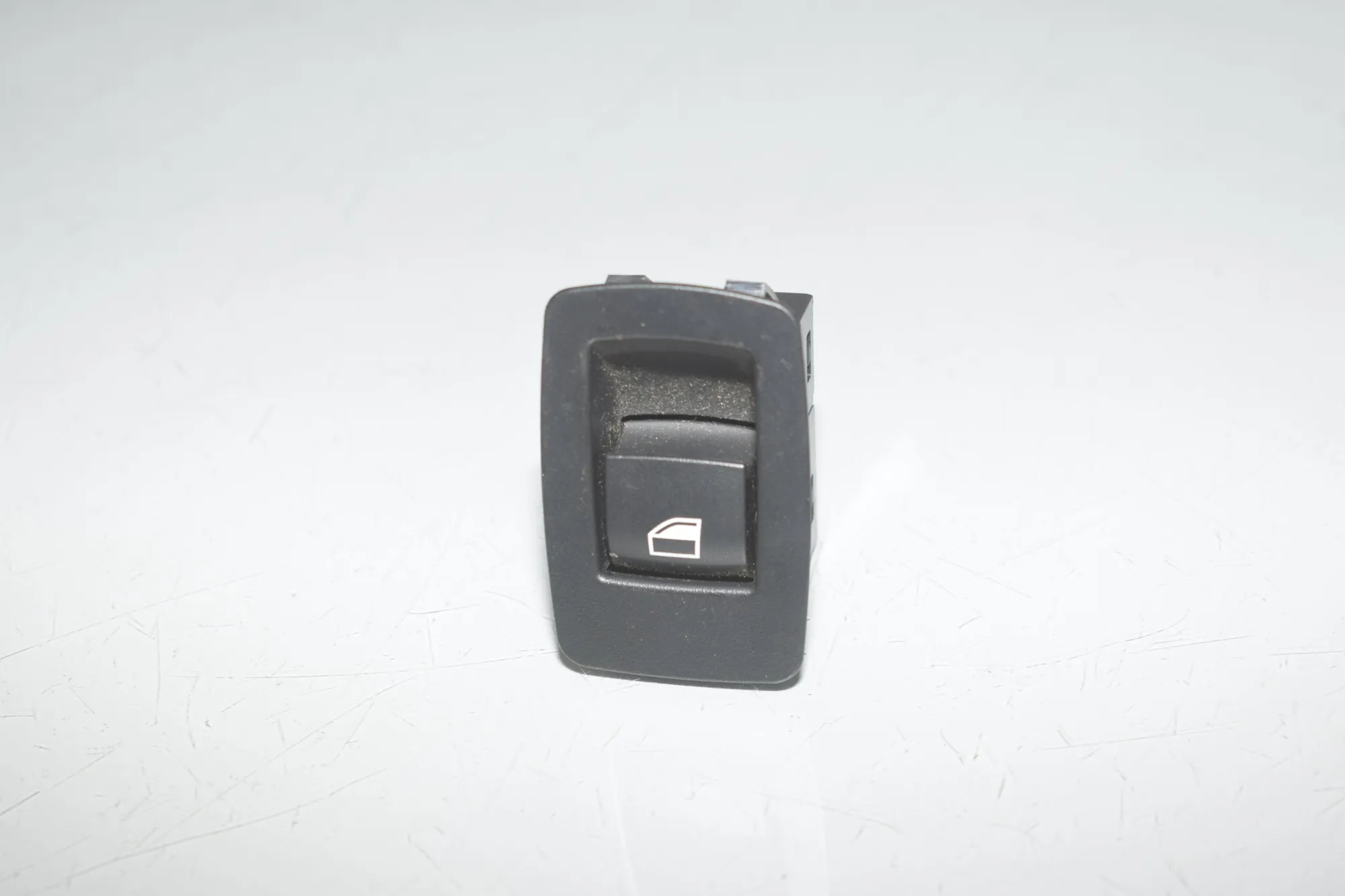 Rear Left Door Window Switch – OEM 9208106 · BMW 3 (F30, F80) 330 d 2013