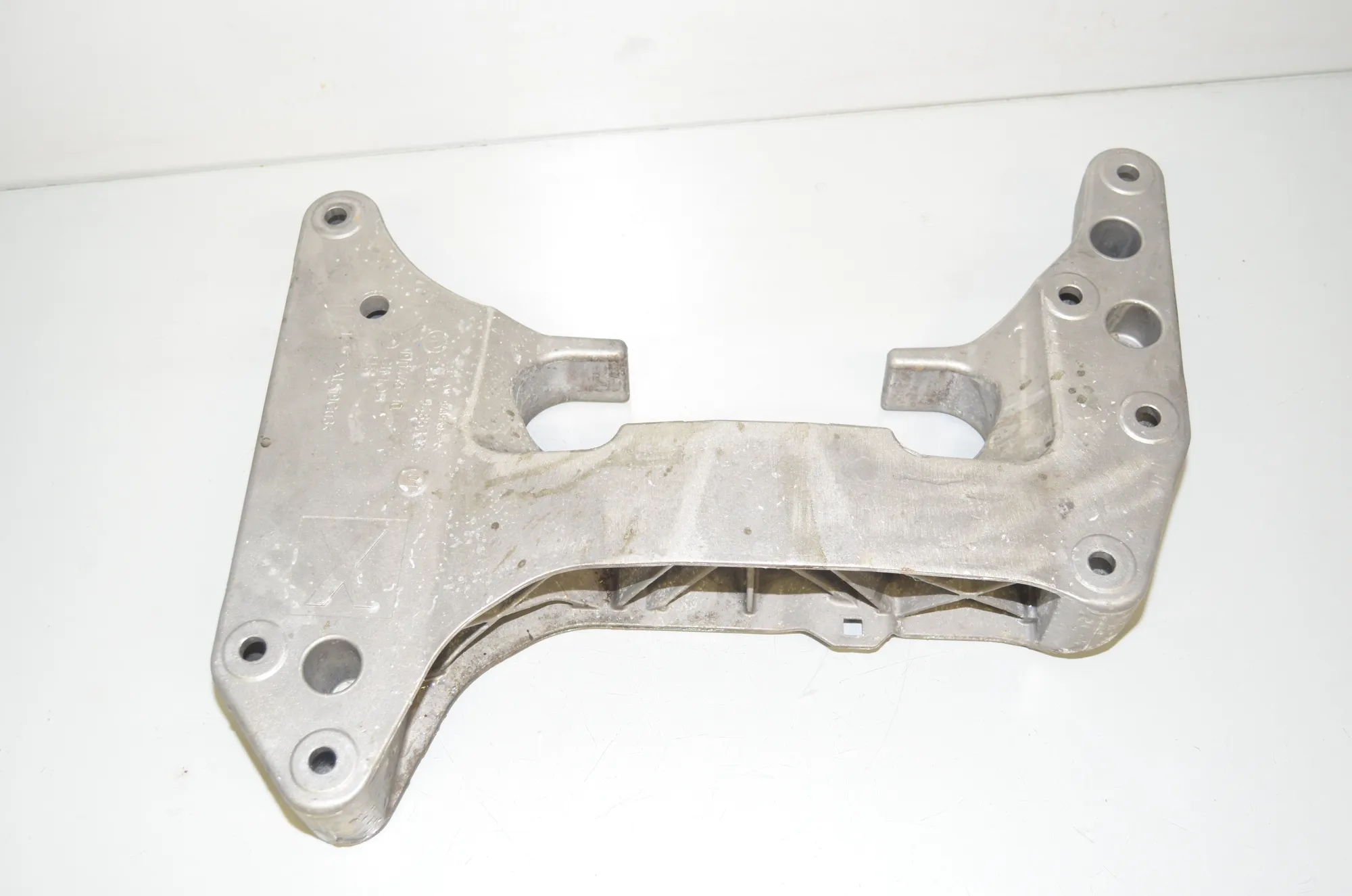 Gearbox Support Mount Bracket – OEM 9485335 · BMW 3 (G20, G28) (2018 - -) 330 e Plug-in-Hybrid 2021 – 2