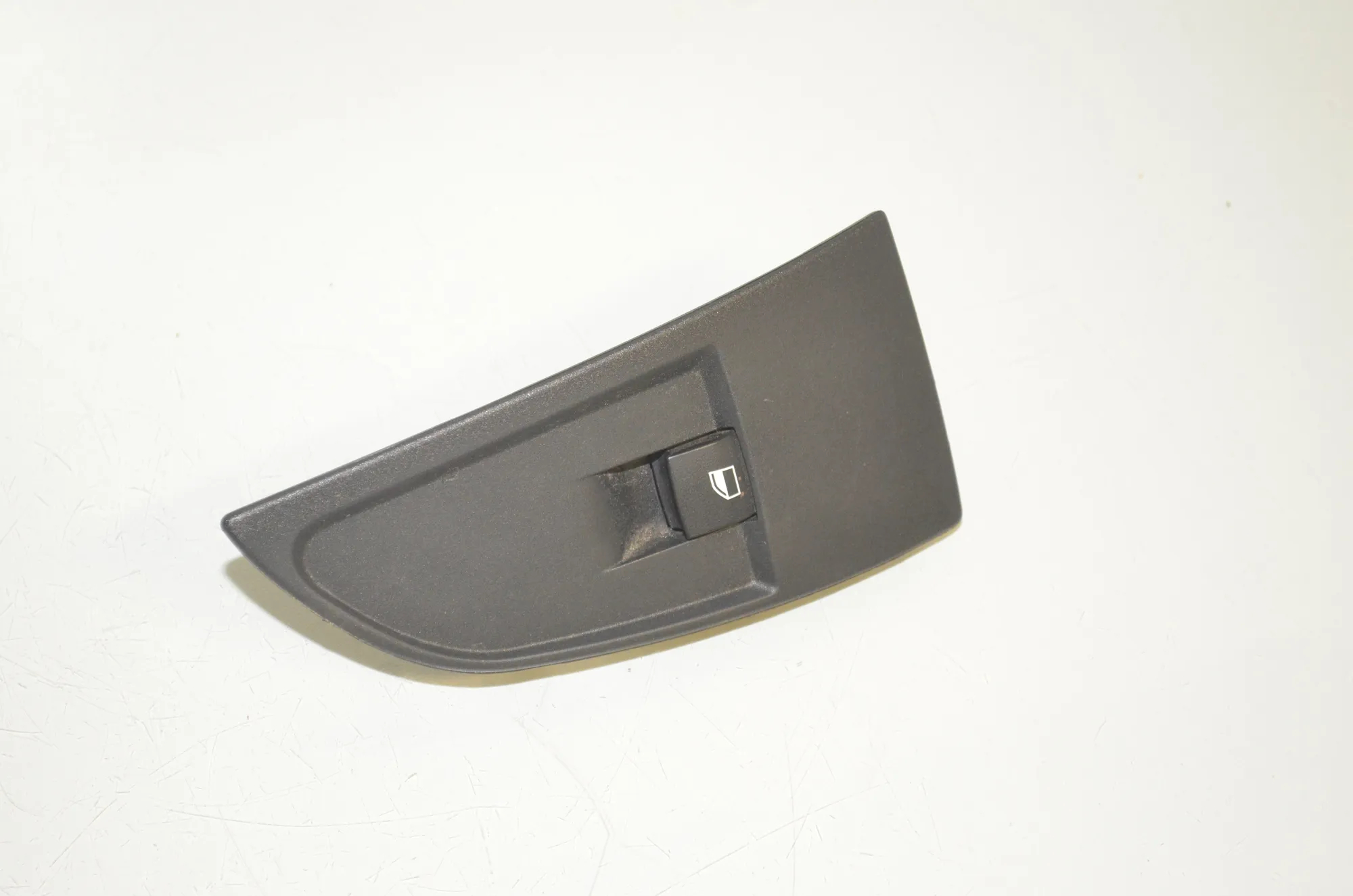 Front Right Door Window Switch – OEM 7303634 · BMW i3 (I01) Electric 2019 – 2