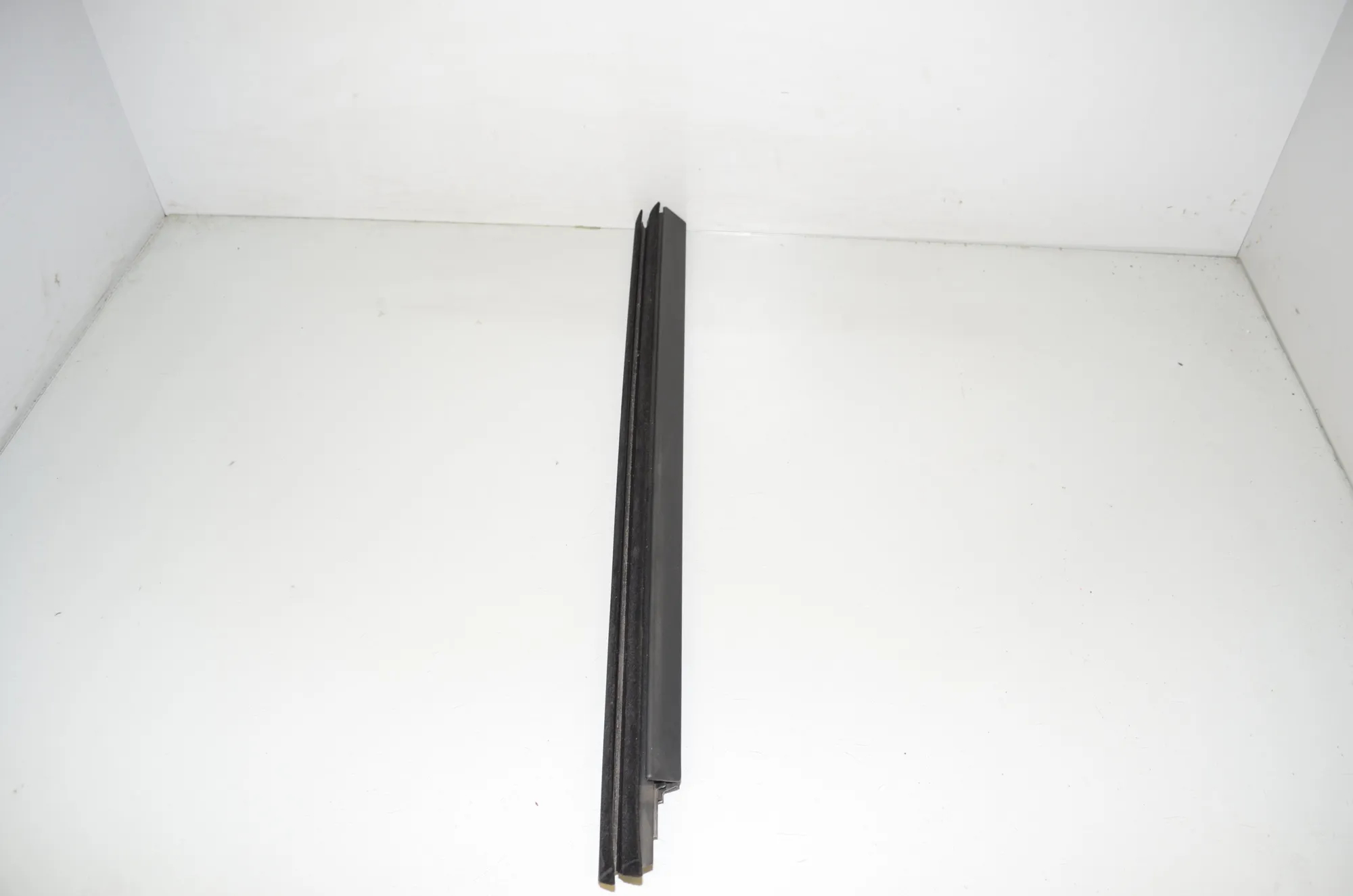 Rear Right Door Window Strip – OEM 7482570 · BMW X7 (G07) (2019 - -) xDrive 30 d 2019 – 3