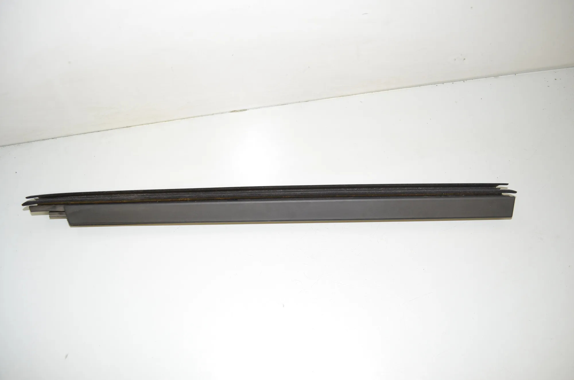 Rear Right Door Window Strip – OEM 7482570 · BMW X7 (G07) (2019 - -) xDrive 30 d 2019