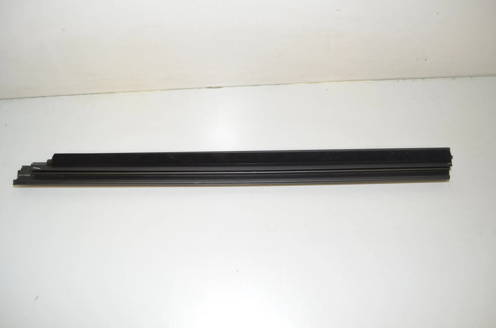 Rear Right Door Window Strip – OEM 7482570 · BMW X7 (G07) (2019 - -) xDrive 30 d 2019 – 2
