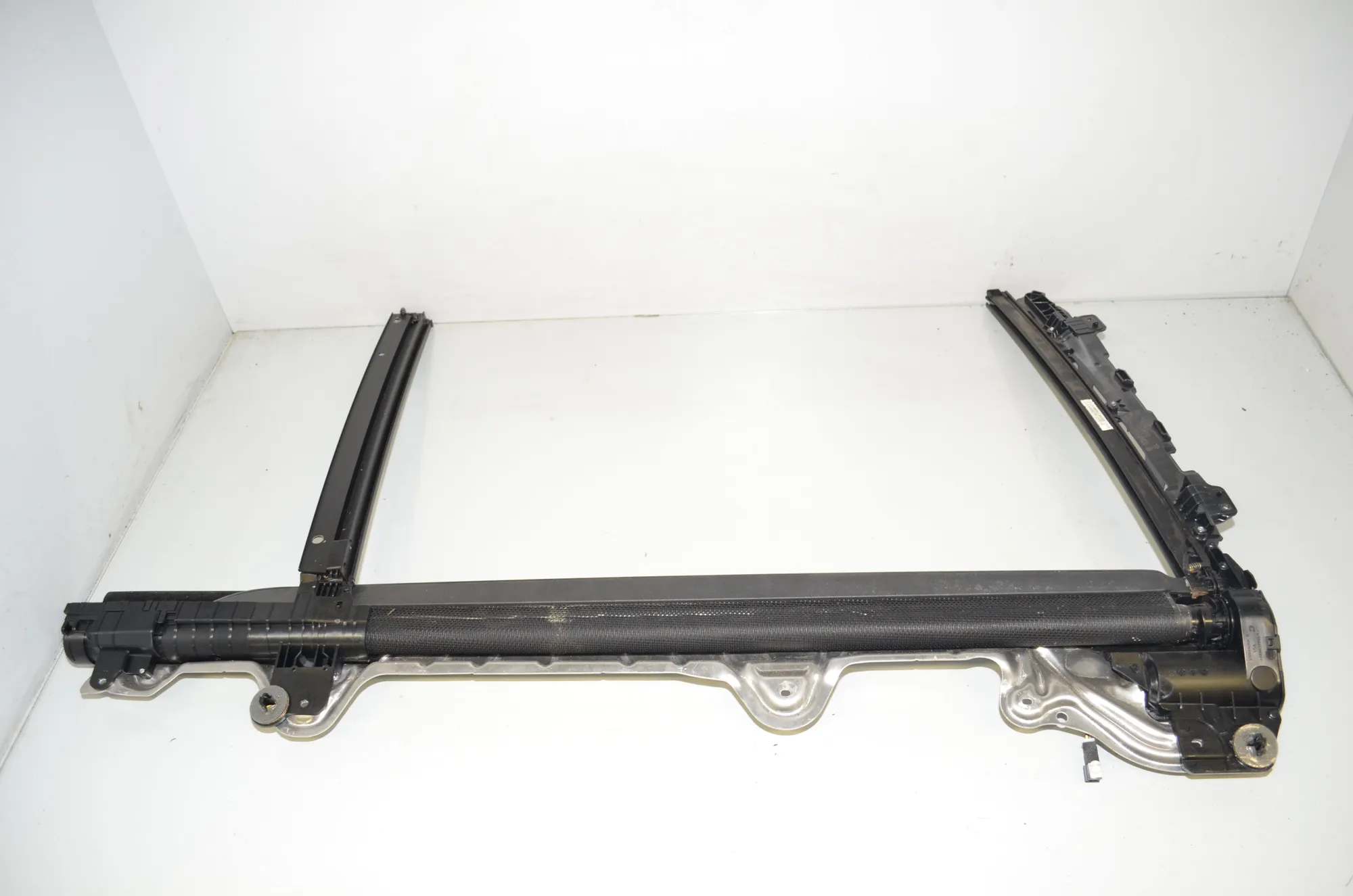 Rear Right Door Sun Blind Roller – OEM 7460478 · BMW X7 (G07) (2019 - -) xDrive 30 d 2019 – 2