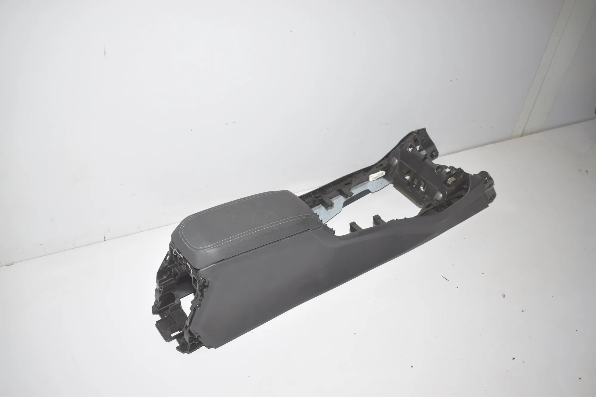 Center Console – OEM 9460091 · BMW 1 (F40) (2019 - -) (F40)118d 2020 – 2