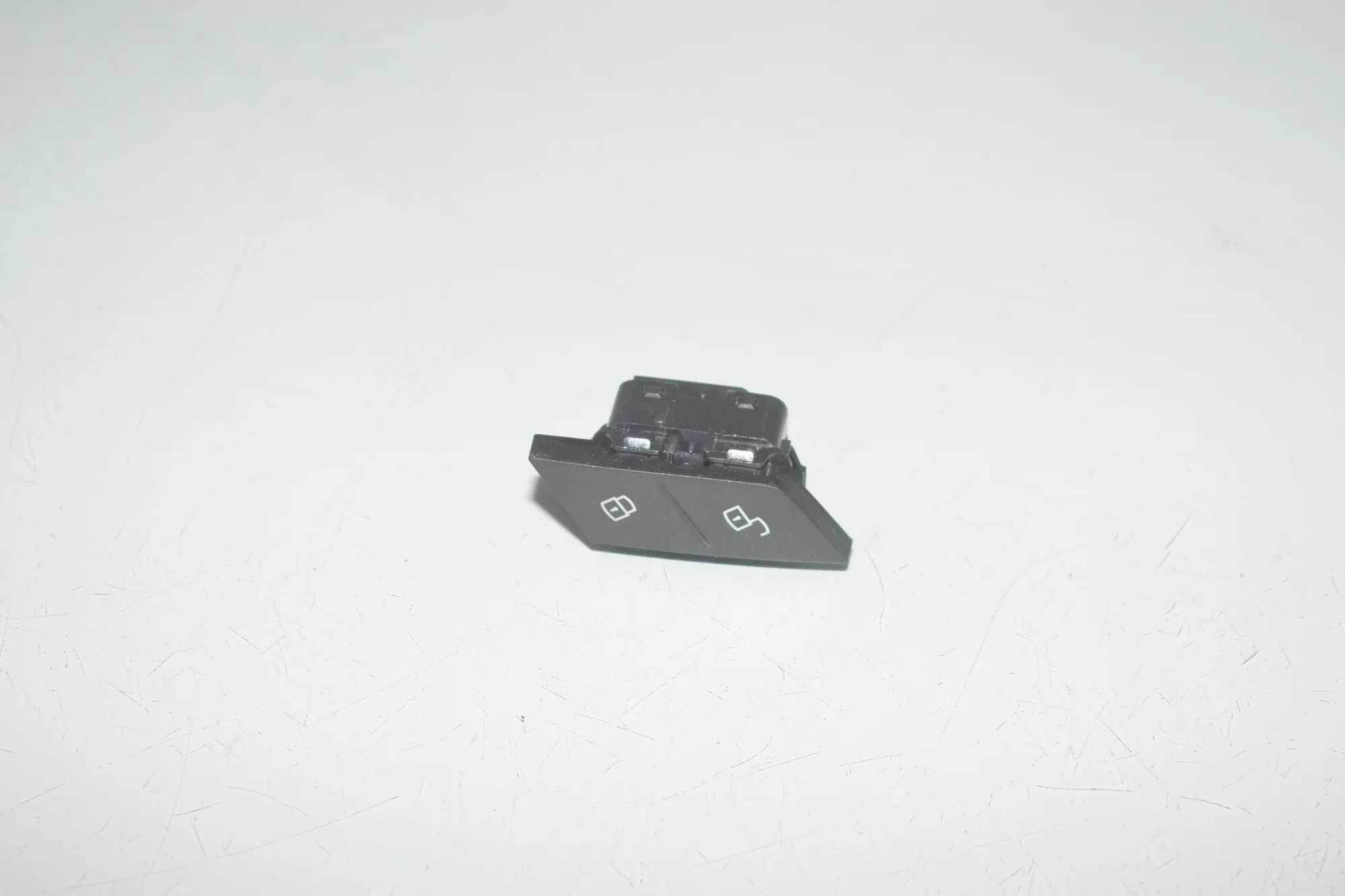Door unlock/lock buttons – OEM 6820925 · BMW 1 (F40) (2019 - -) (F40)118d 2020 – 2