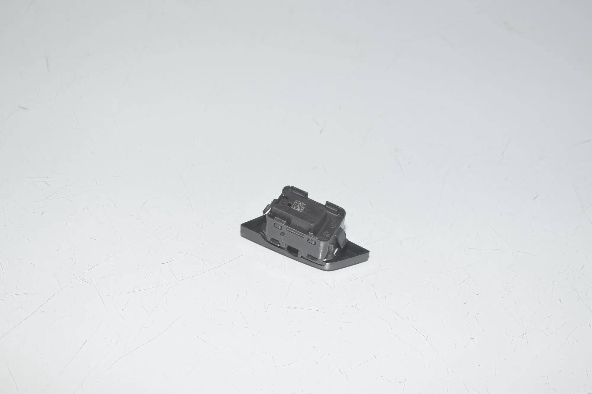 Door unlock/lock buttons – OEM 6820925 · BMW 1 (F40) (2019 - -) (F40)118d 2020 – 5