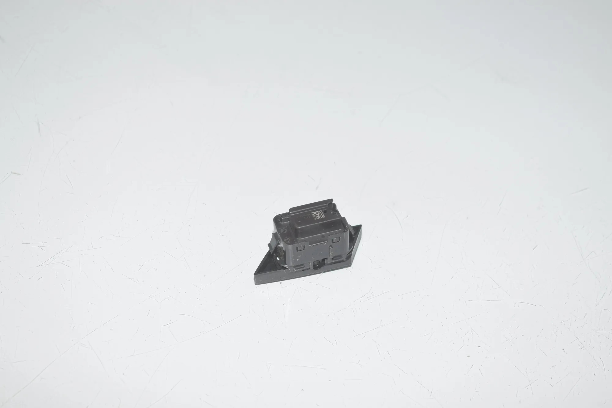 Door unlock/lock buttons – OEM 6820925 · BMW 1 (F40) (2019 - -) (F40)118d 2020 – 4