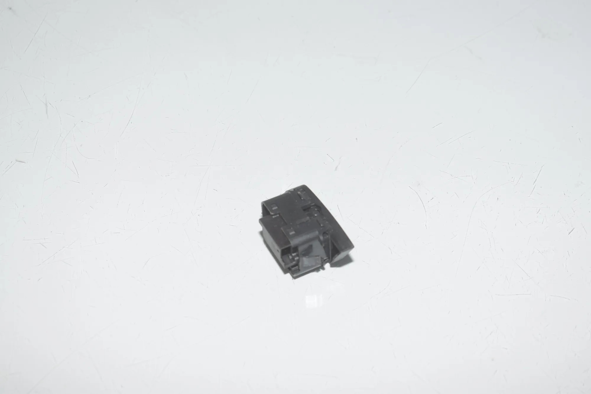 Door unlock/lock buttons – OEM 6820925 · BMW 1 (F40) (2019 - -) (F40)118d 2020 – 3