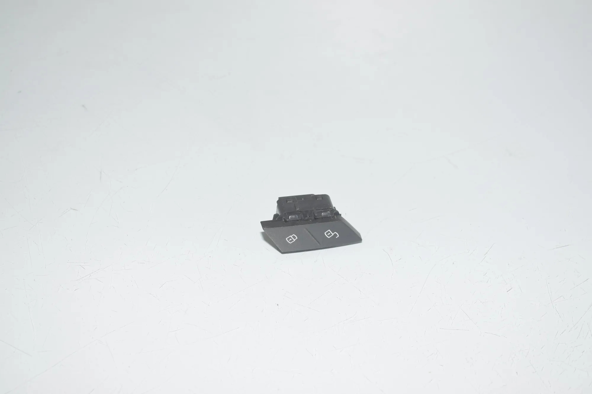 Door unlock/lock buttons – OEM 6820925 · BMW 1 (F40) (2019 - -) (F40)118d 2020
