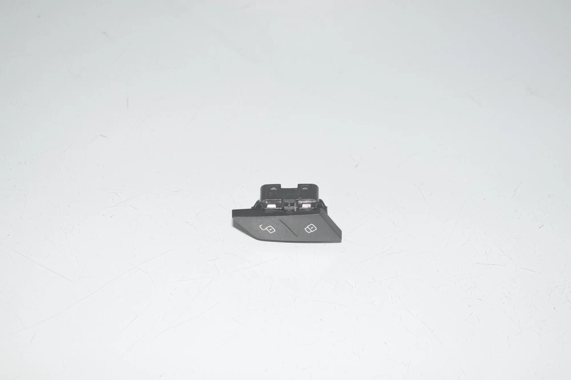 Door unlock/lock buttons – OEM 6820925 · BMW 1 (F40) (2019 - -) (F40)118d 2020 – 6