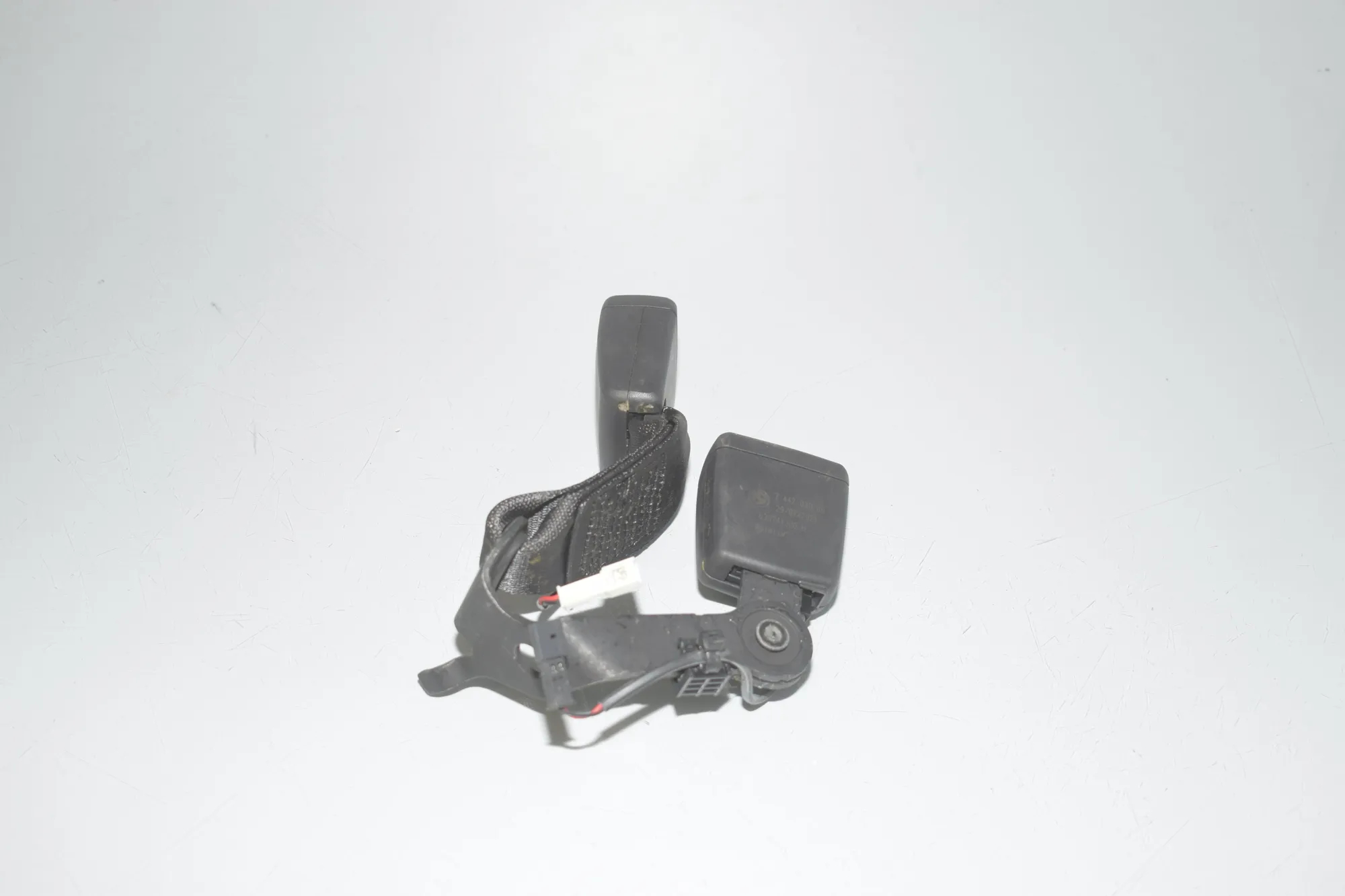 Rear Middle Seat Buckle – OEM 7442030 · BMW 3 (G20, G28) (2018 - -) 330 e Plug-in-Hybrid 2021 – 2