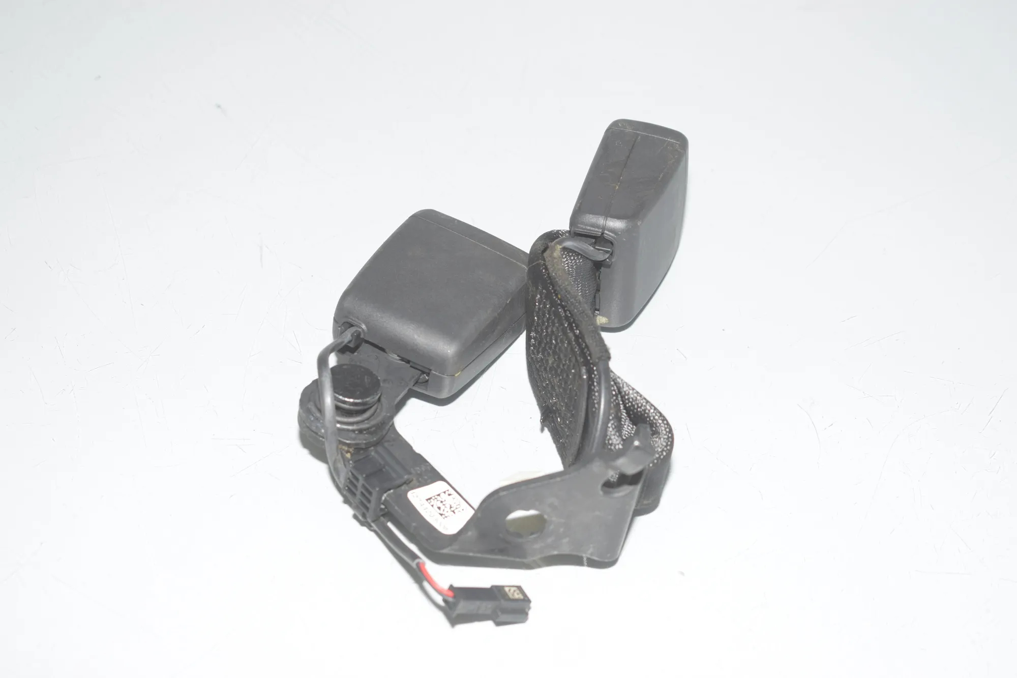 Rear Middle Seat Buckle – OEM 7442030 · BMW 3 (G20, G28) (2018 - -) 330 e Plug-in-Hybrid 2021