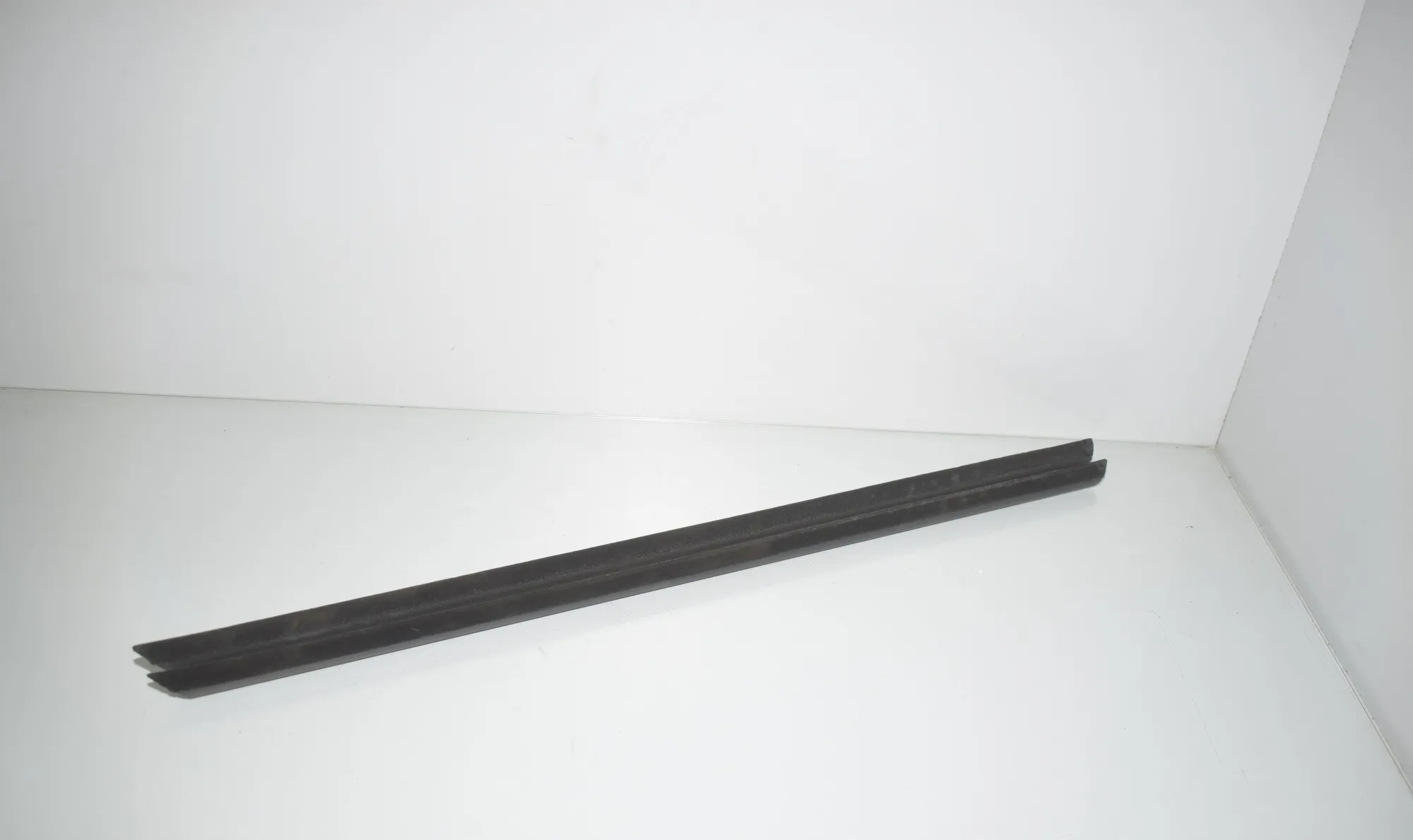 Front Right Door Window Molding – OEM 7407419 · BMW 3 (G20, G28) (2018 - -) 330 e Plug-in-Hybrid 2021 – 2