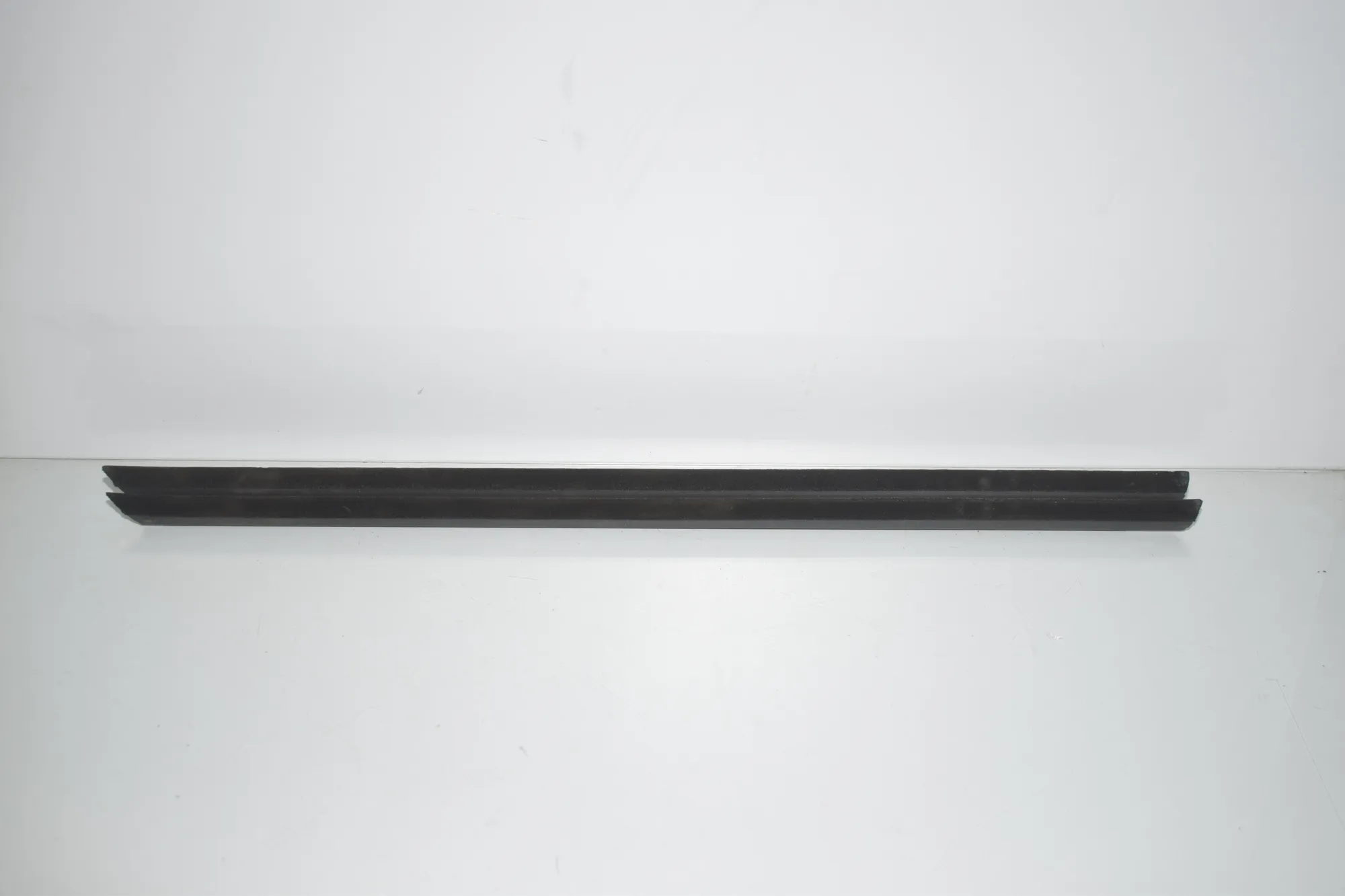 Front Right Door Window Molding – OEM 7407419 · BMW 3 (G20, G28) (2018 - -) 330 e Plug-in-Hybrid 2021