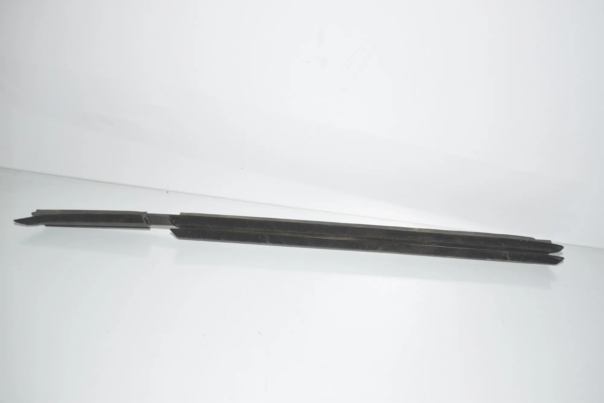 Rear Right Door Window Strip – OEM 7407422 · BMW 3 (G20, G28) (2018 - -) 330 e Plug-in-Hybrid 2021 – 2