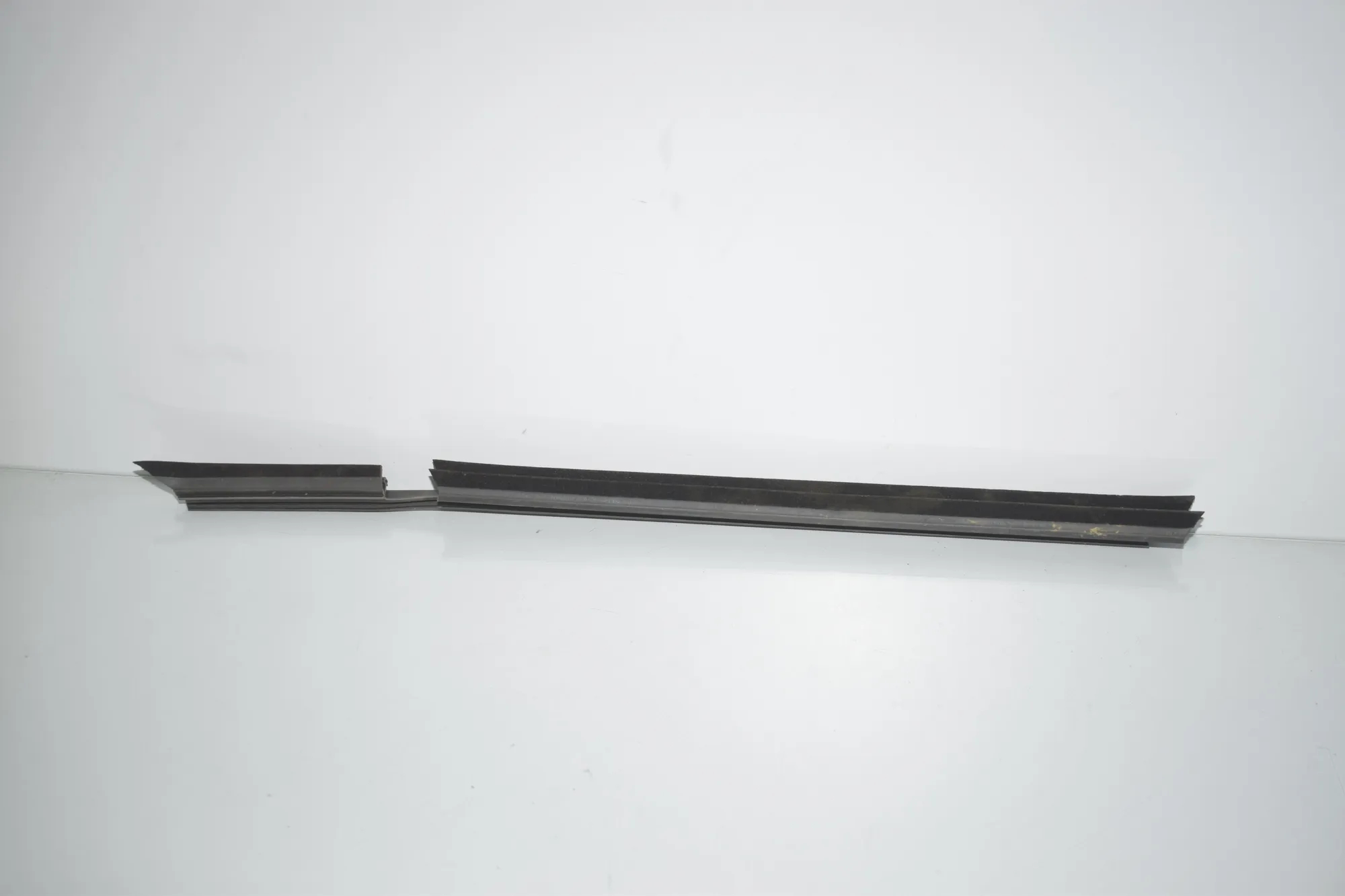 Rear Right Door Window Strip – OEM 7407422 · BMW 3 (G20, G28) (2018 - -) 330 e Plug-in-Hybrid 2021