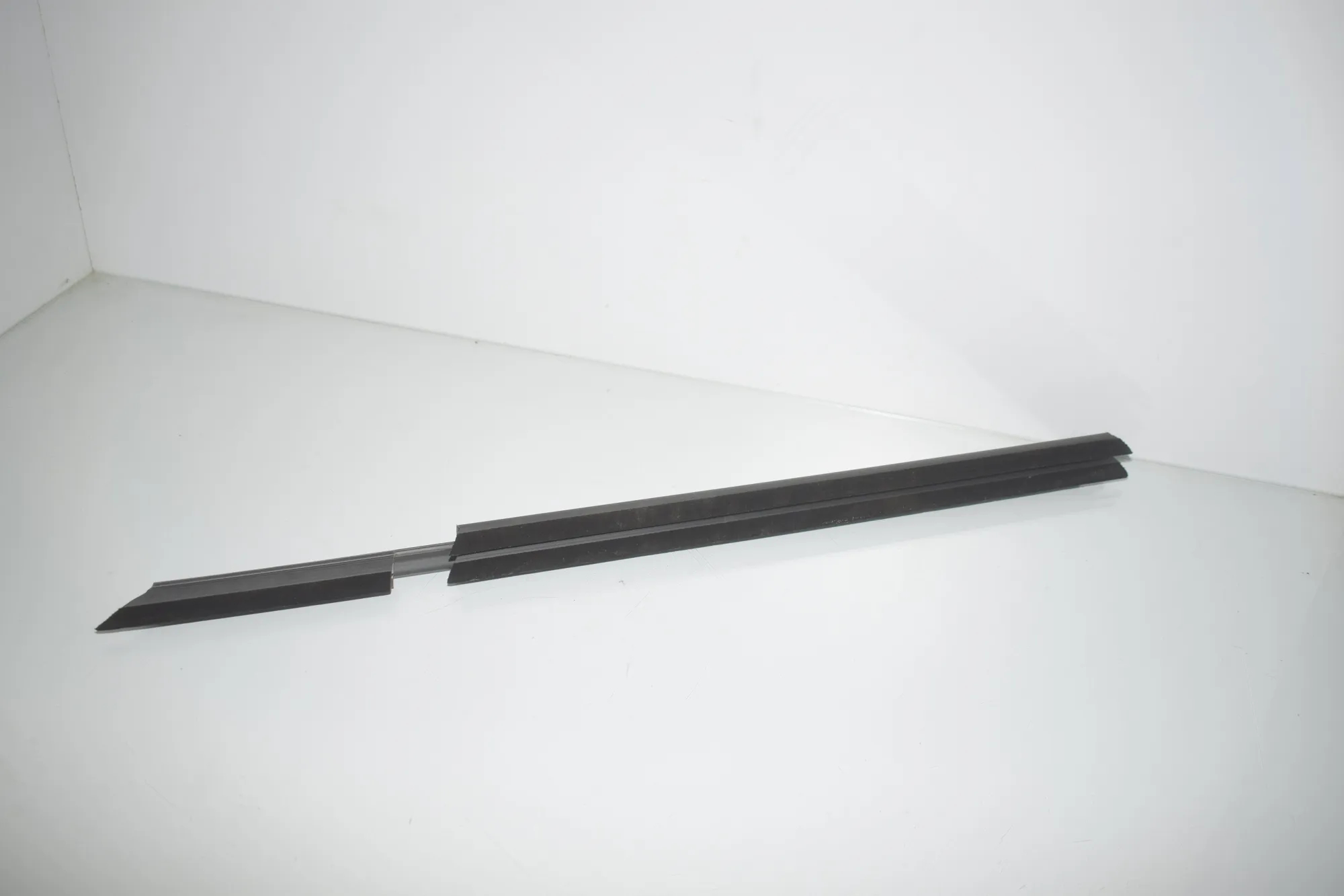 Rear Left Door Window Strip – OEM 7407421 · BMW 3 (G20, G28) (2018 - -) 330 e Plug-in-Hybrid 2021 – 4