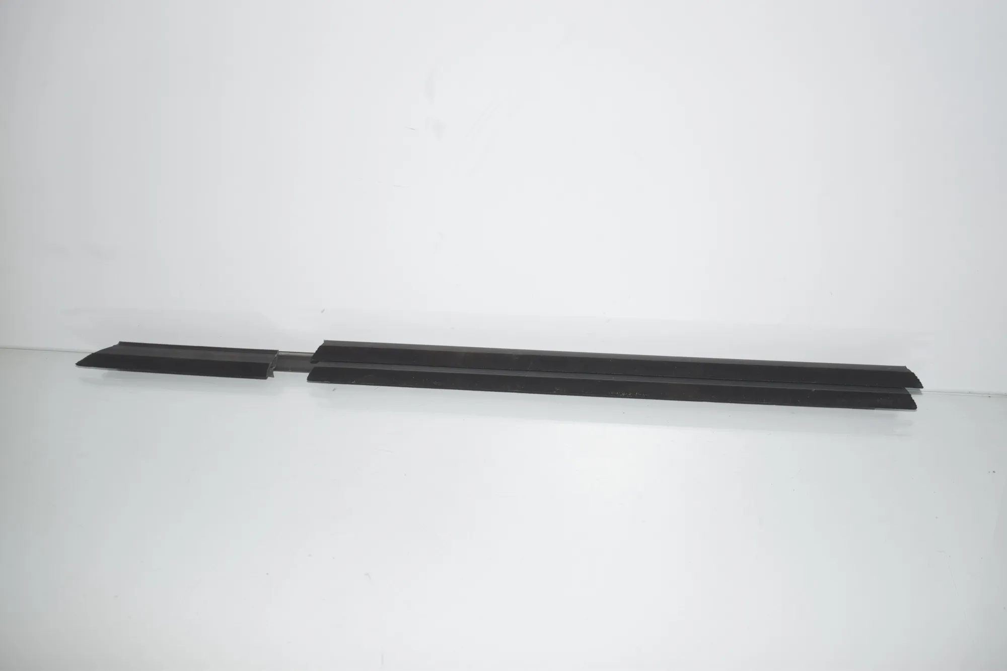 Rear Left Door Window Strip – OEM 7407421 · BMW 3 (G20, G28) (2018 - -) 330 e Plug-in-Hybrid 2021
