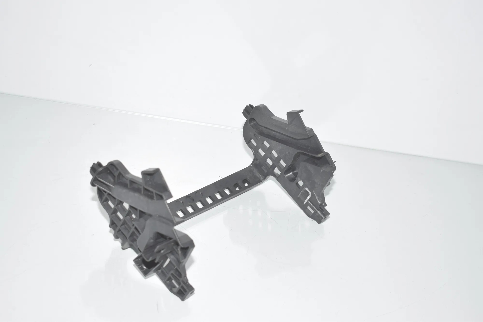 Bracket – OEM 6811443 · BMW 3 (G20, G28) (2018 - -) 330 e Plug-in-Hybrid 2021 – 4