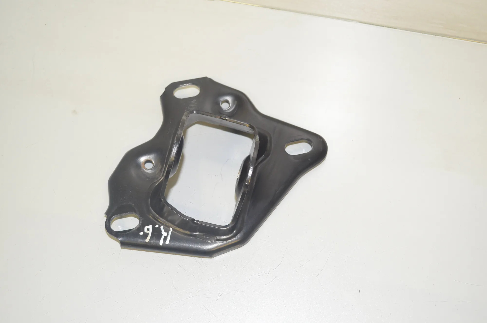 Bracket – OEM 6896991 · BMW 1 (F40) (2019 - -) (F40)118d 2020 – 3
