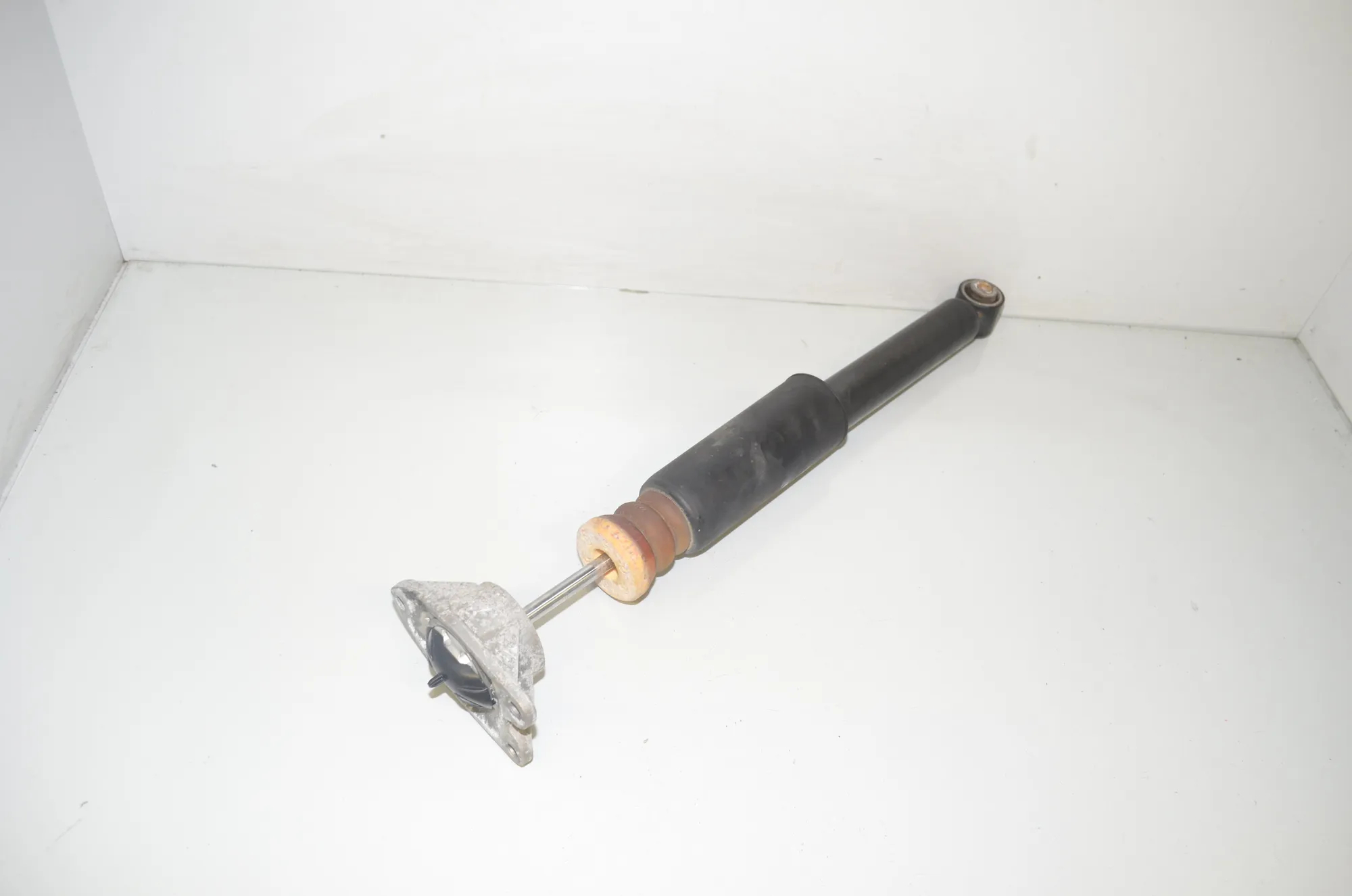 Rear Left Shock Absorber – OEM 6877077 · BMW 1 (F40) (2019 - -) (F40)118d 2020 – 4