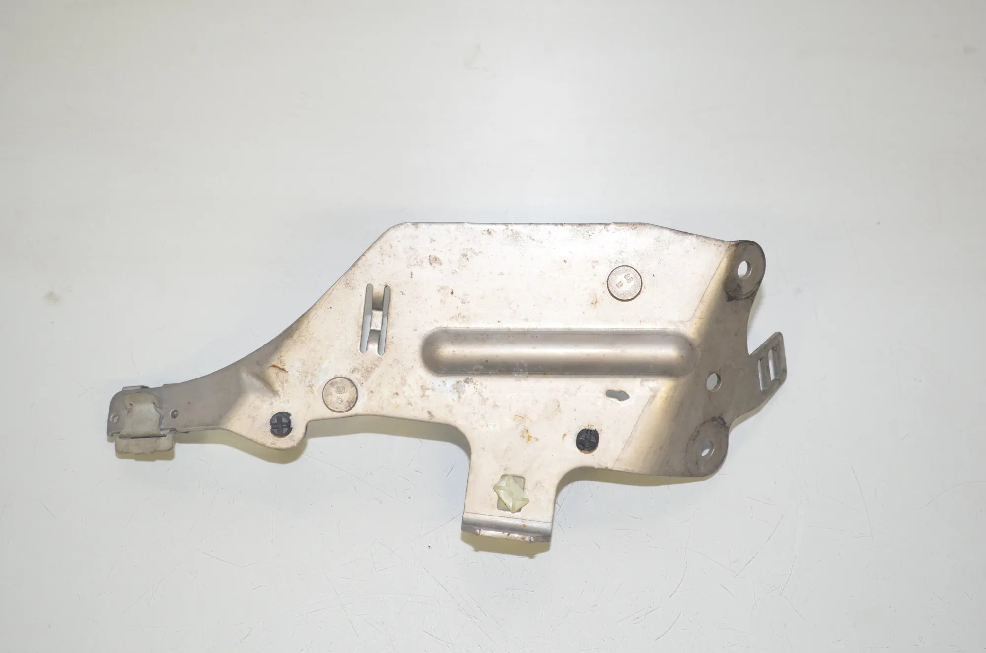 Bracket – OEM 8587806 · BMW 1 (F40) (2019 - -) (F40)118d 2020 – 3