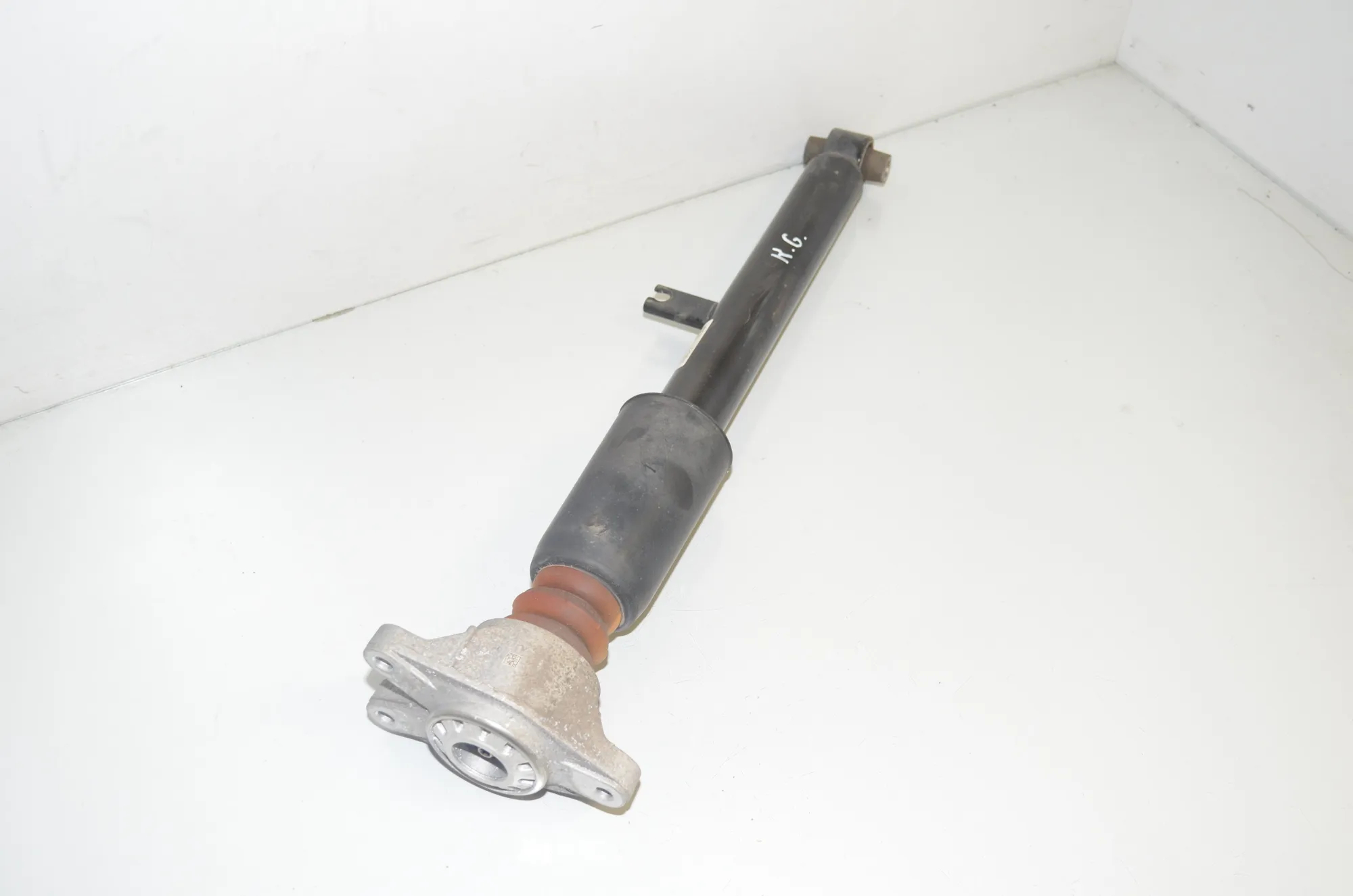 Rear Left Shock Absorber – OEM 6879361 · BMW 3 (G20, G28) (2018 - -) 330 e Plug-in-Hybrid 2021 – 2