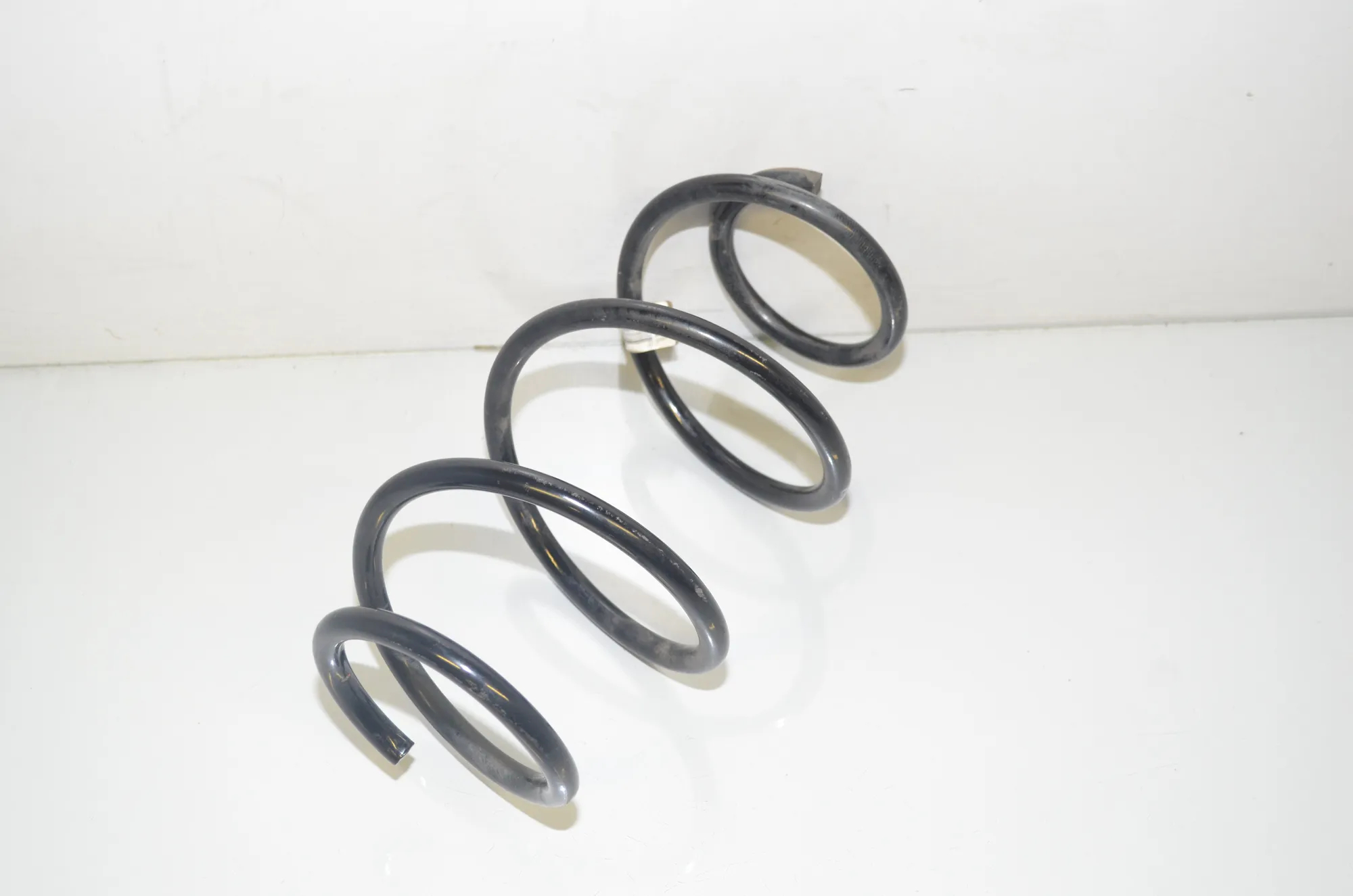 Front Right Coil Spring – OEM 6889990 · BMW 3 (G20, G28) (2018 - -) 330 e Plug-in-Hybrid 2021