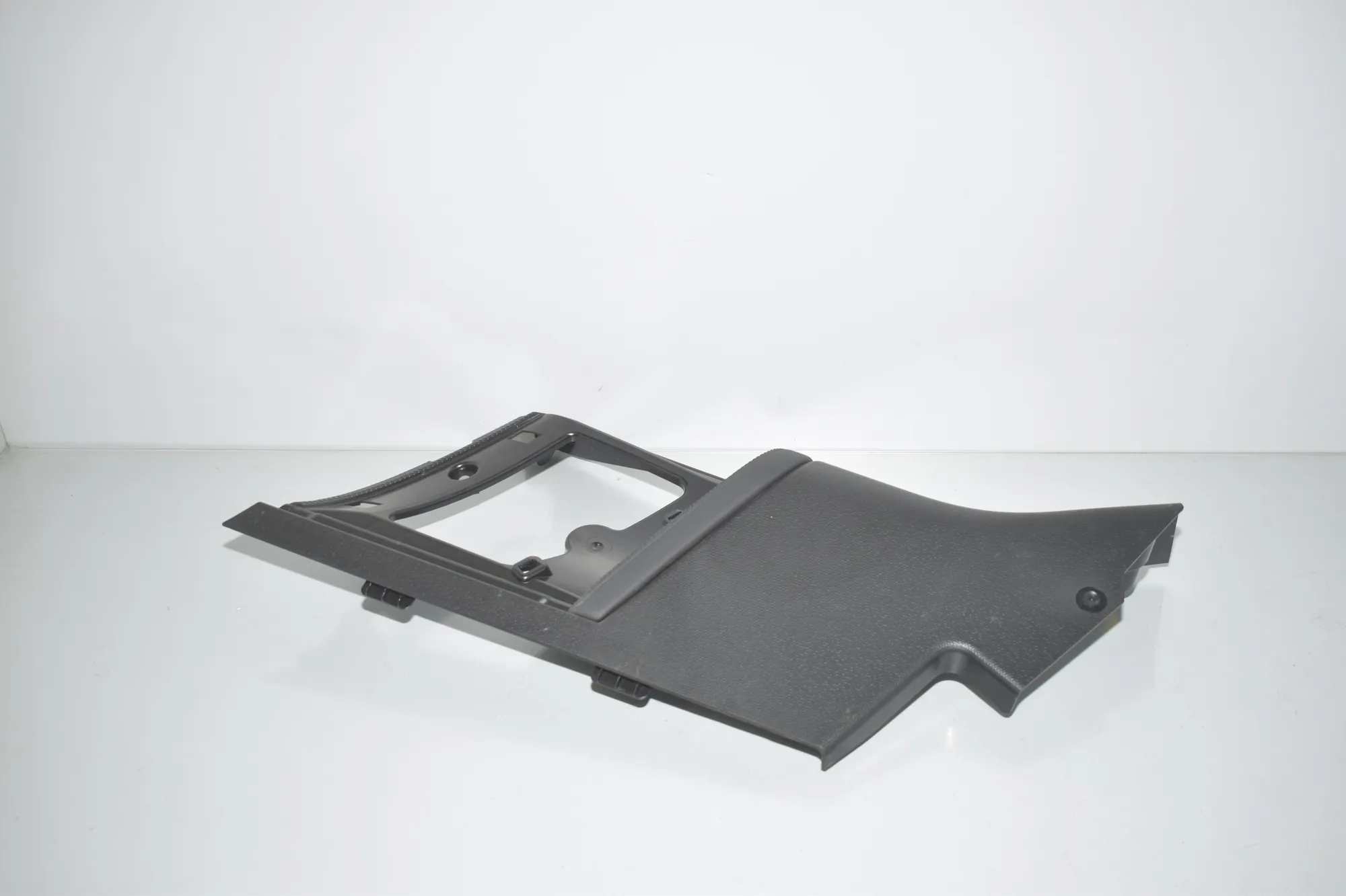 Rear Left Pillar Trim – OEM 7272427 · BMW i3 (I01) Electric 2019