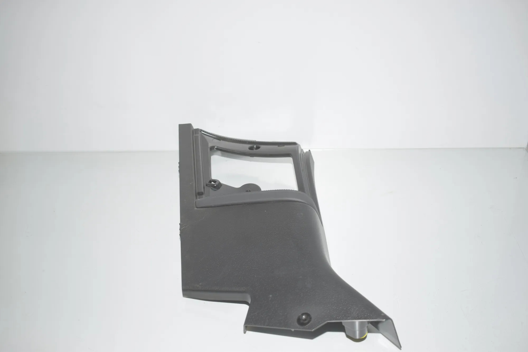 Rear Left Pillar Trim – OEM 7272427 · BMW i3 (I01) Electric 2019 – 2
