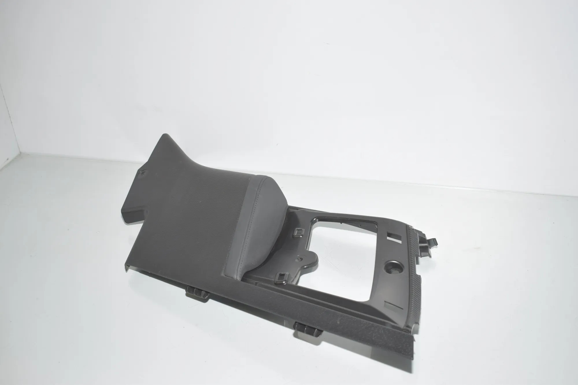 Right Side Pillar Trim – OEM 7272428 · BMW i3 (I01) Electric 2019 – 2