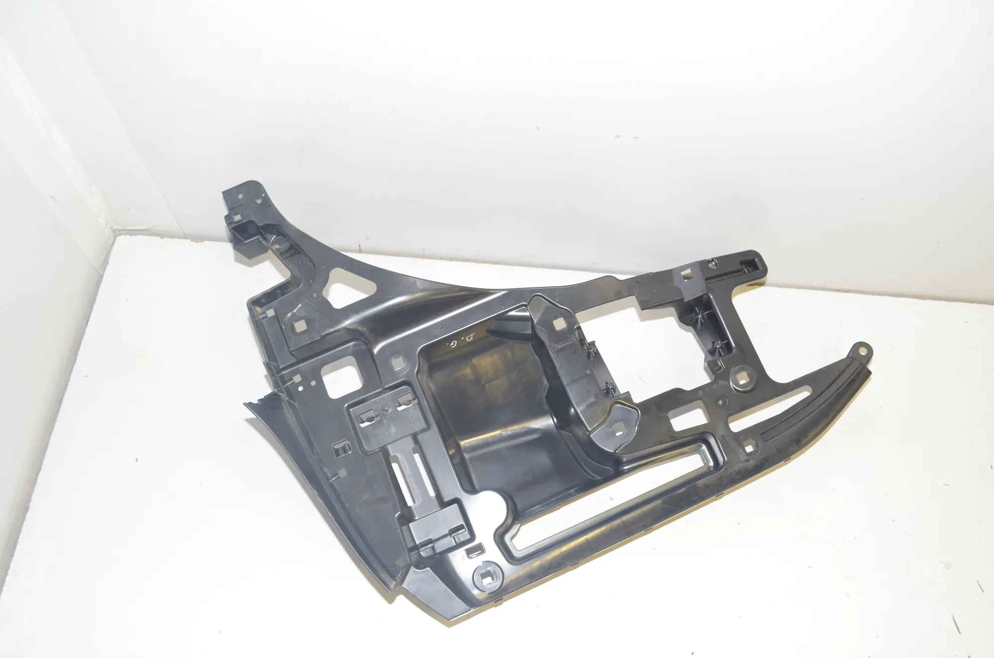 Rear Right Bumper Bracket – OEM 7296754 · BMW i3 (I01) Electric 2019