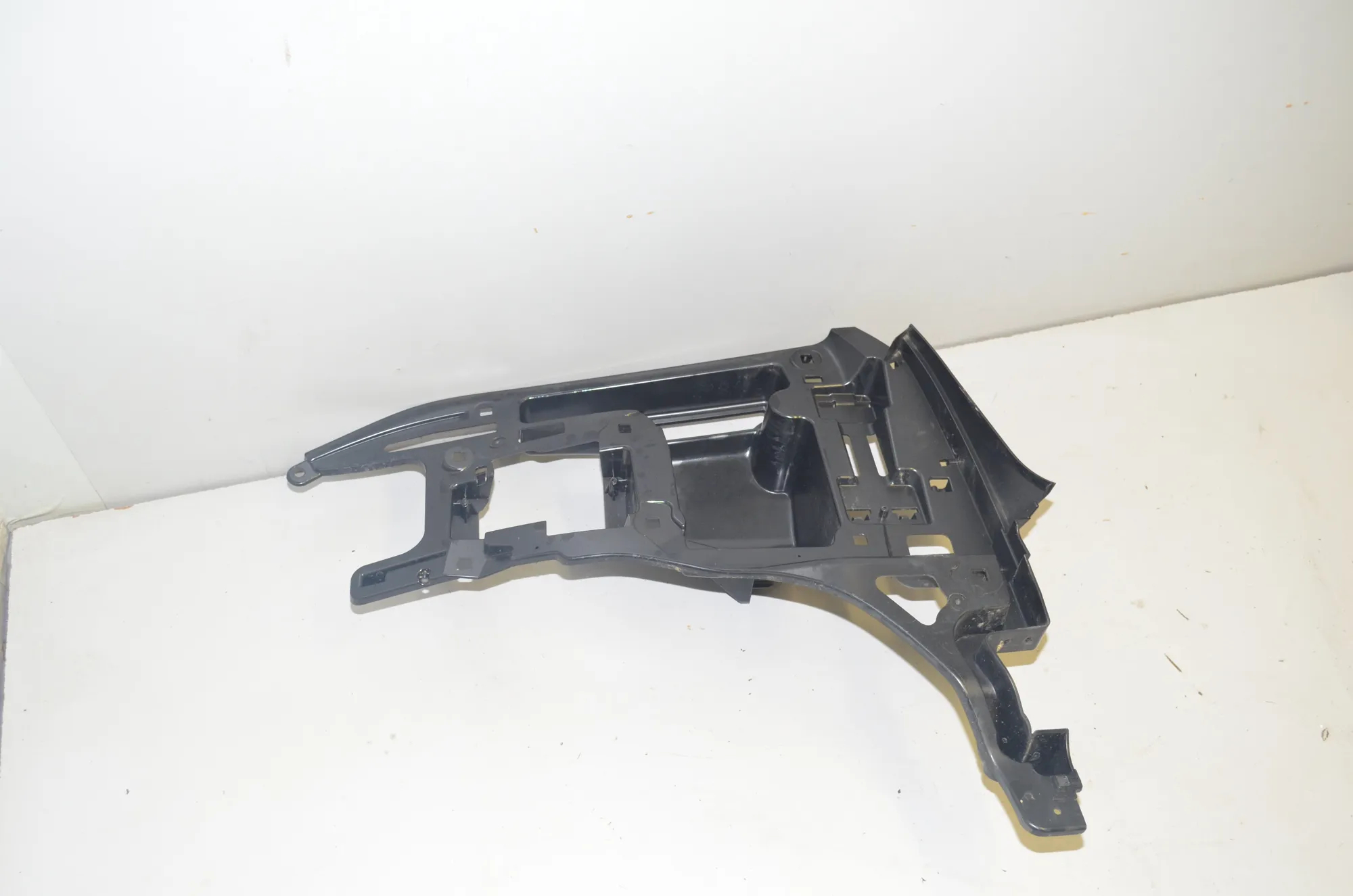 Rear Right Bumper Bracket – OEM 7296754 · BMW i3 (I01) Electric 2019 – 2