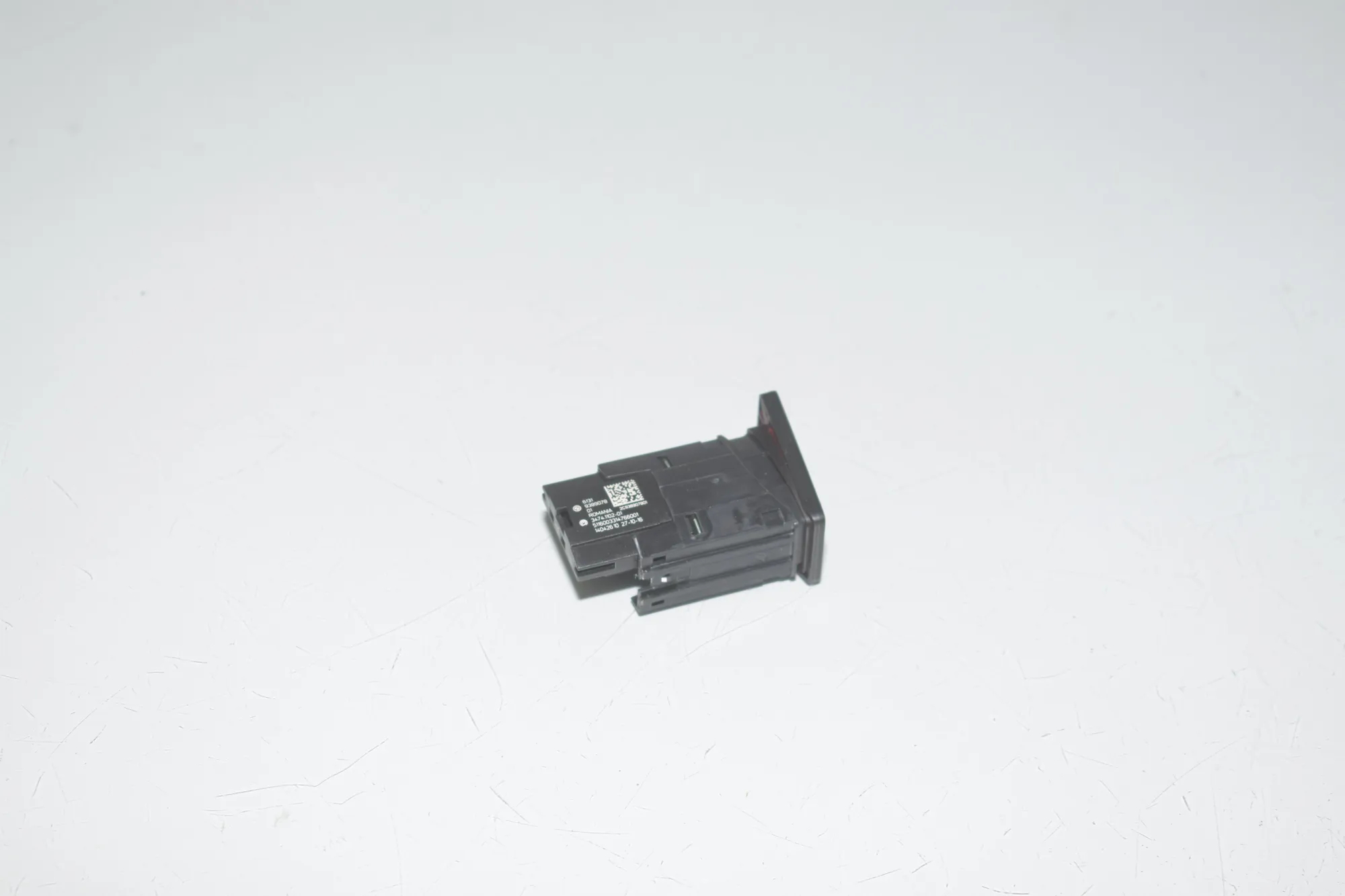 Hazard Button – OEM 9389078 · BMW i3 (I01) BMW i3 (I01) Hybrid 2020 – 3