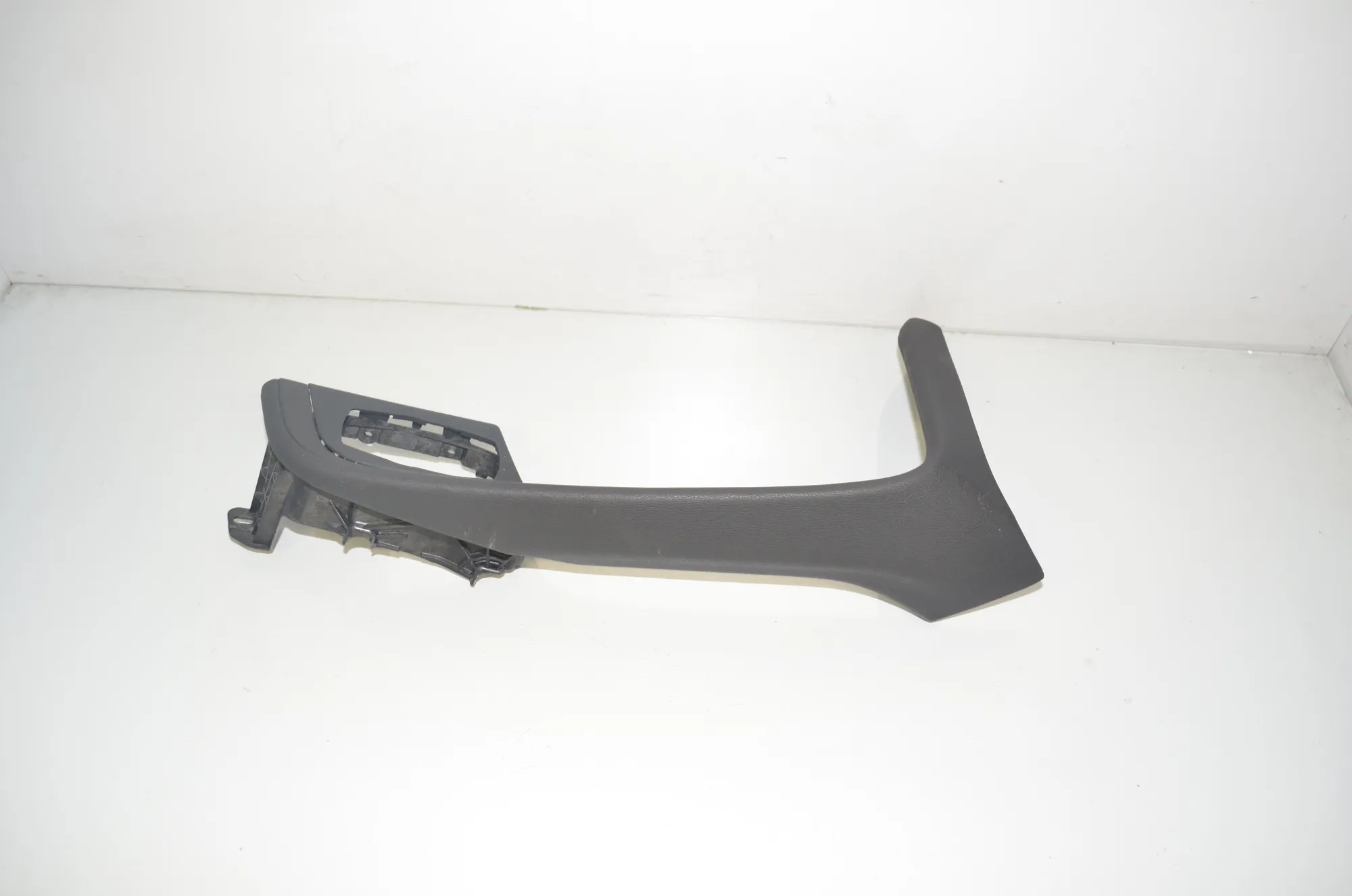 Center Console Trim – OEM 9335207 · BMW X1 (F48) xDrive 20 i 2019 – 2