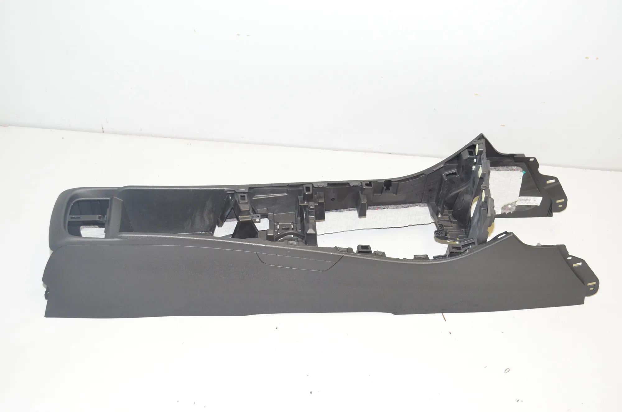 Center Console – OEM 9335198 · BMW X1 (F48) xDrive 20 i 2019