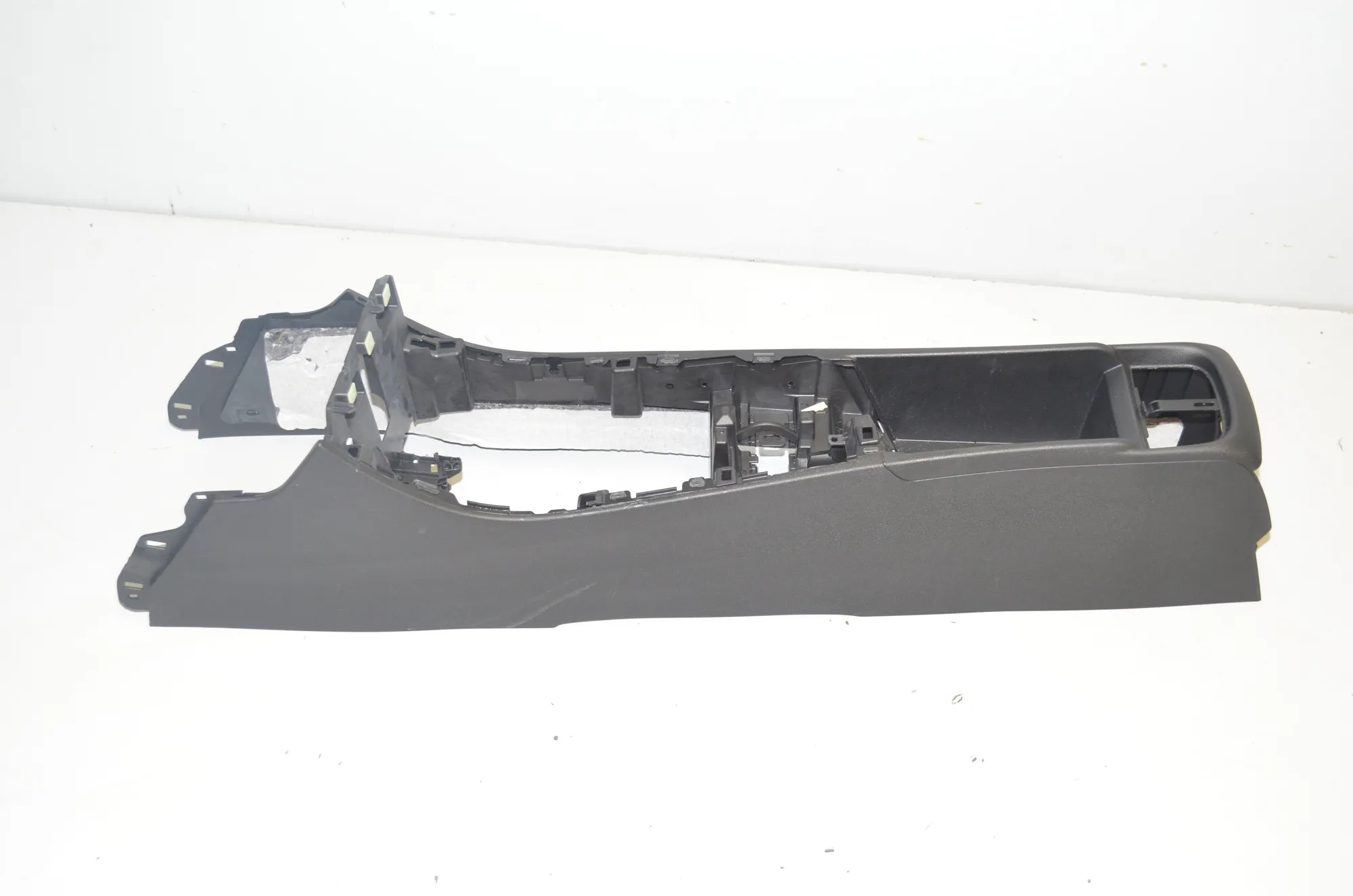 Center Console – OEM 9335198 · BMW X1 (F48) xDrive 20 i 2019 – 2