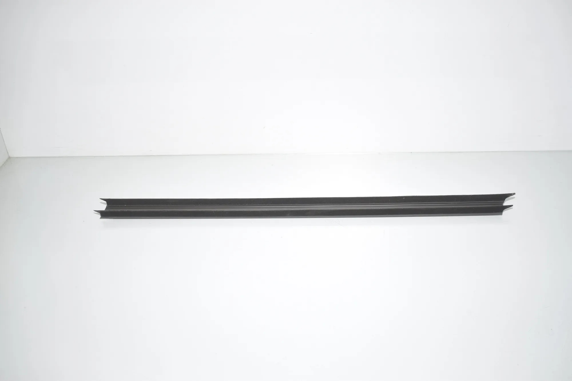 Front Right Door Window Molding – OEM 7258300 · BMW 3 Touring (F31) 335 d xDrive 2016