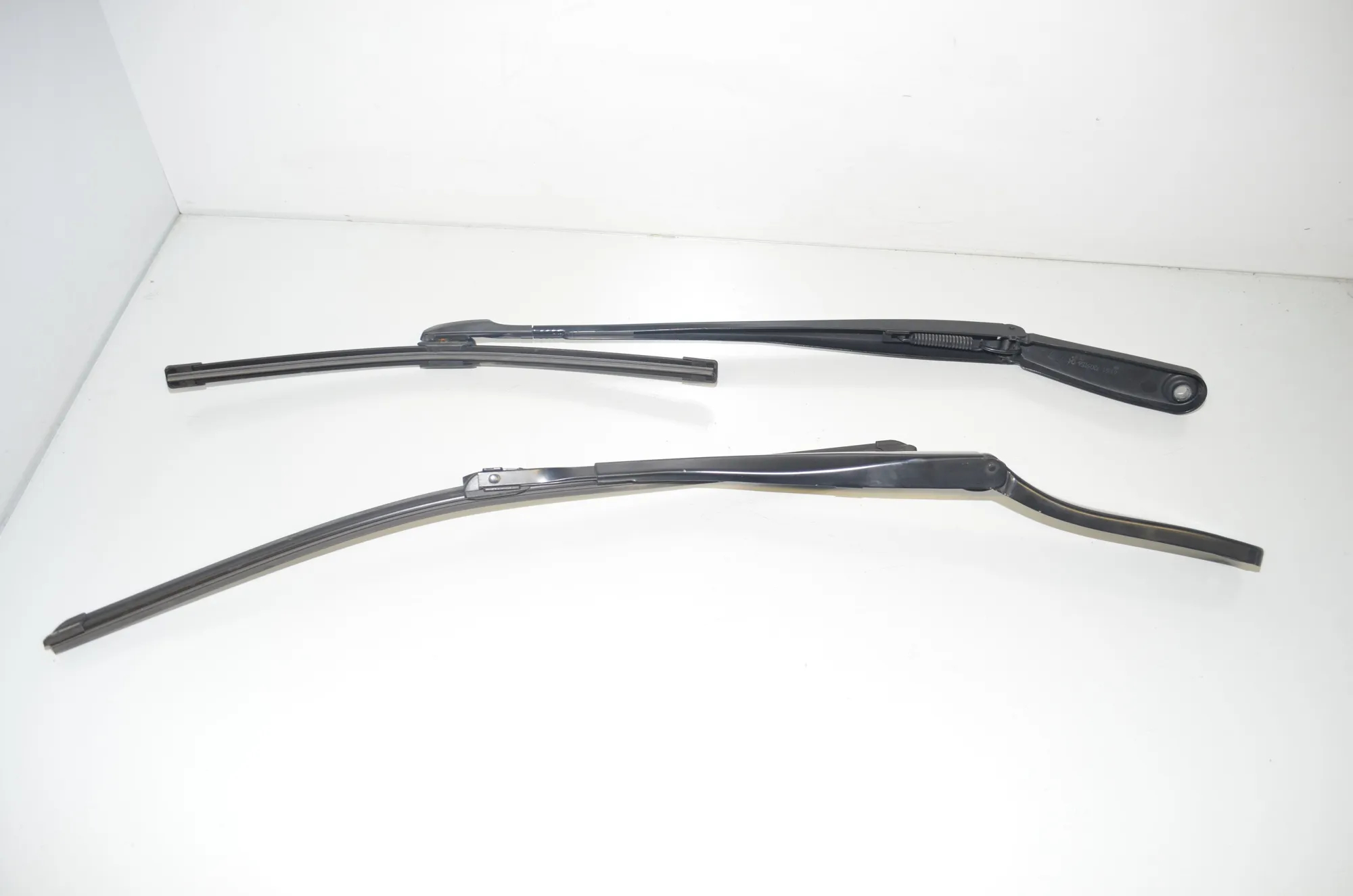 Front Wiper Arms – OEM 7182459 · BMW 5 Touring (F11) 535 d xDrive 2011 – 2