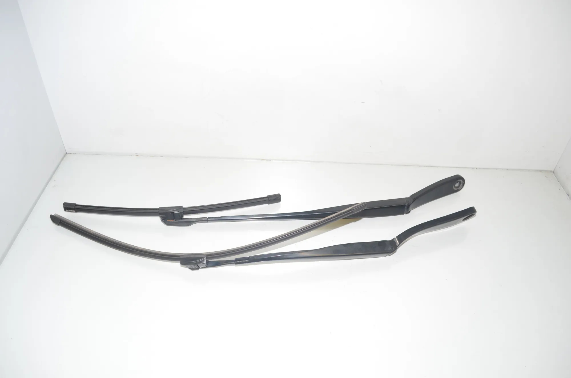 Front Wiper Arms – OEM 7182459 · BMW 5 Touring (F11) 535 d xDrive 2011