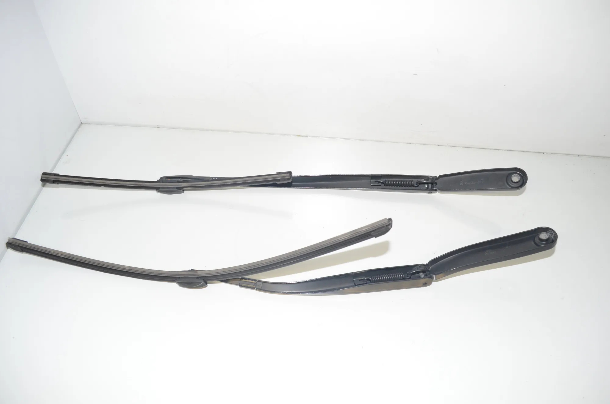 Front Wiper Arms – OEM 7182459 · BMW 5 Touring (F11) 535 d xDrive 2011 – 3