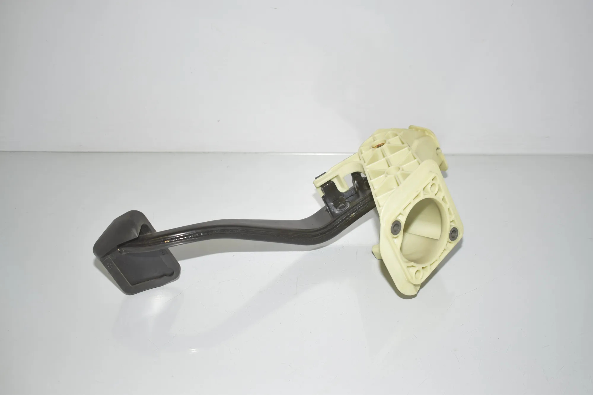 Brake Pedal – OEM 6782665 · BMW 5 Touring (F11) 535 d xDrive 2011 – 4