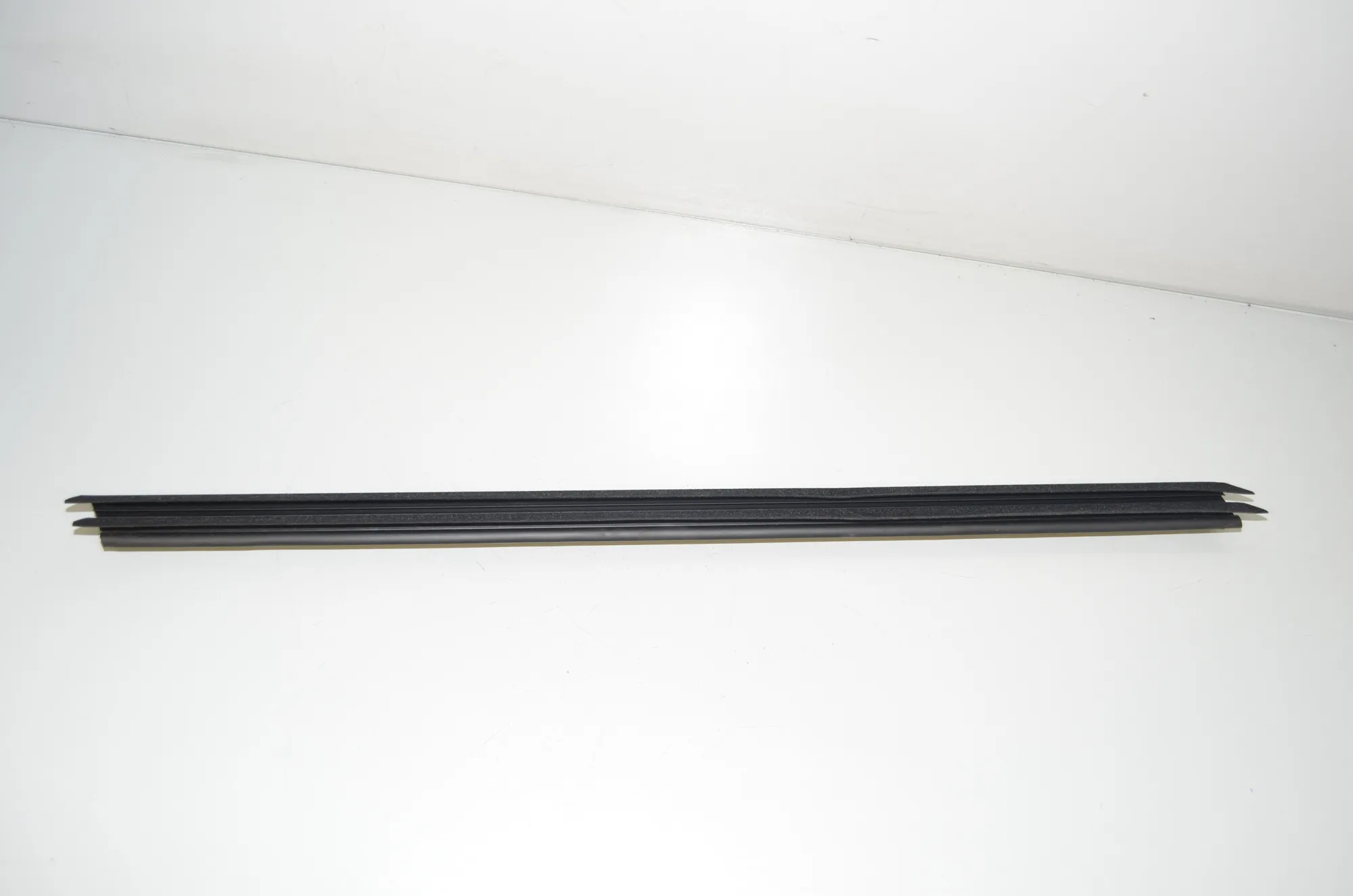 Front Right Door Window Molding – OEM 7298826 · BMW 2 Gran Tourer (F46) 220 d xDrive 2020 – 2